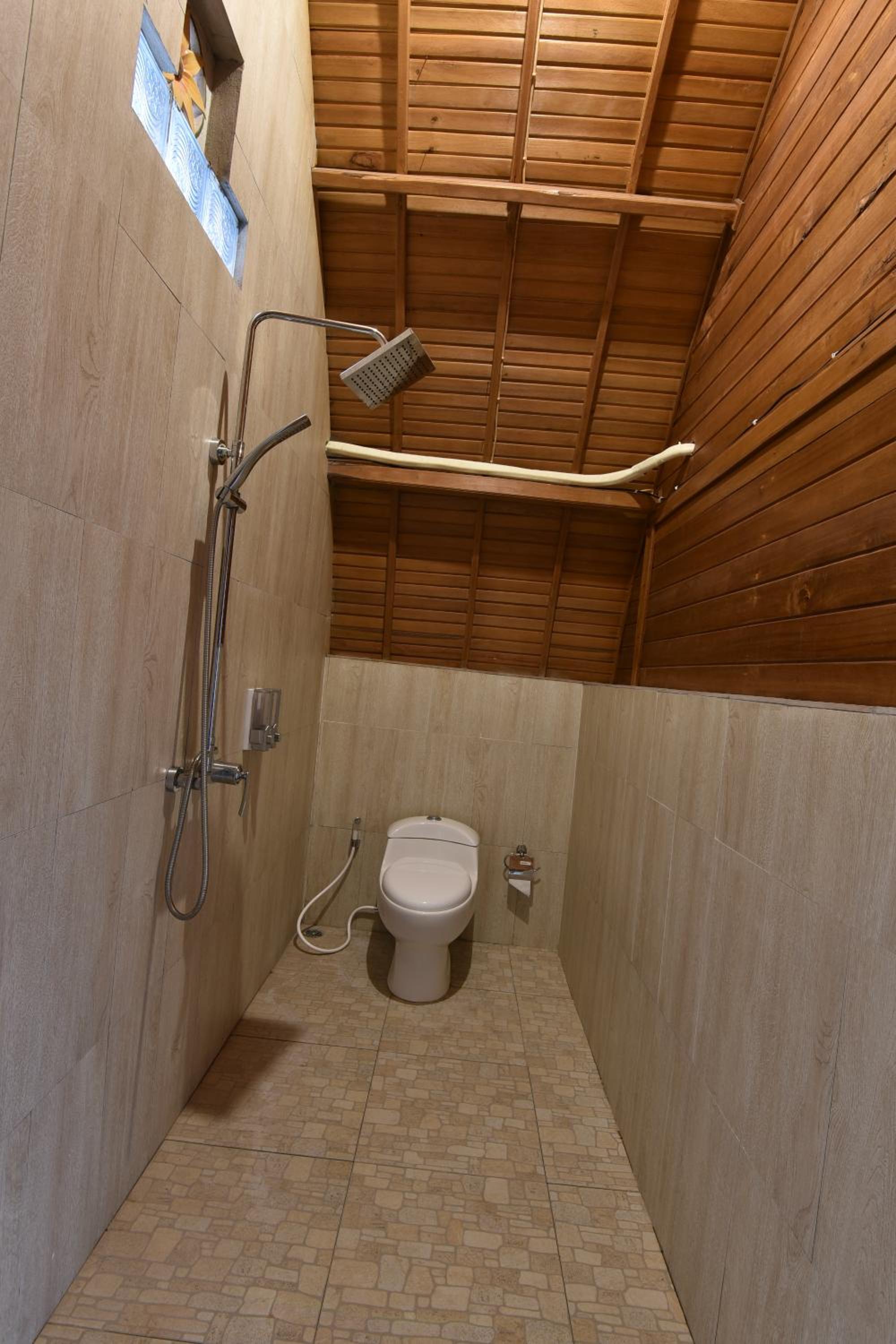 Deluxe Room with Balcony - Photo 3