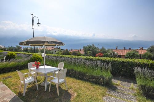 Apartment with Garden and Lake View