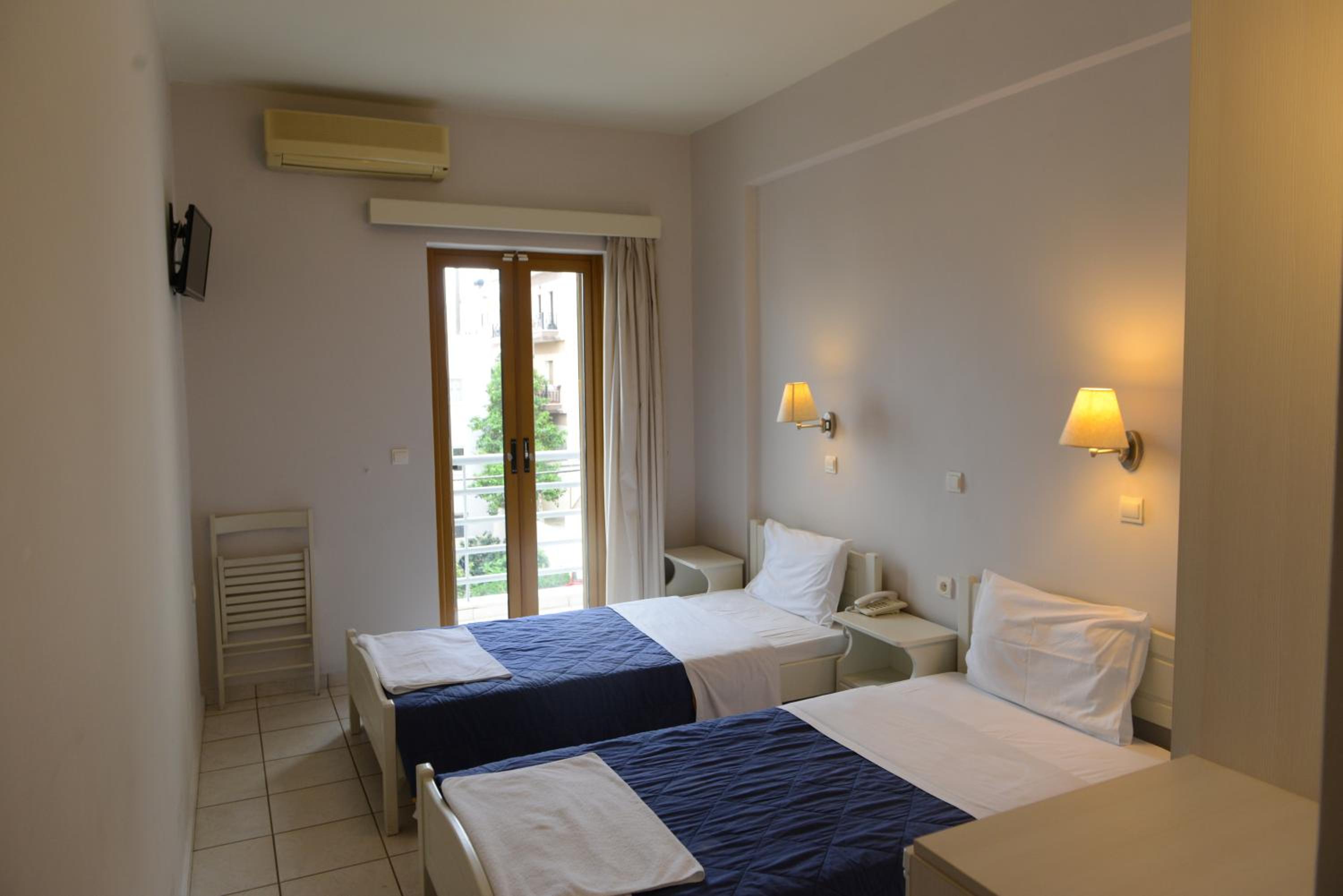 Standard Double or Twin Room - Photo 6