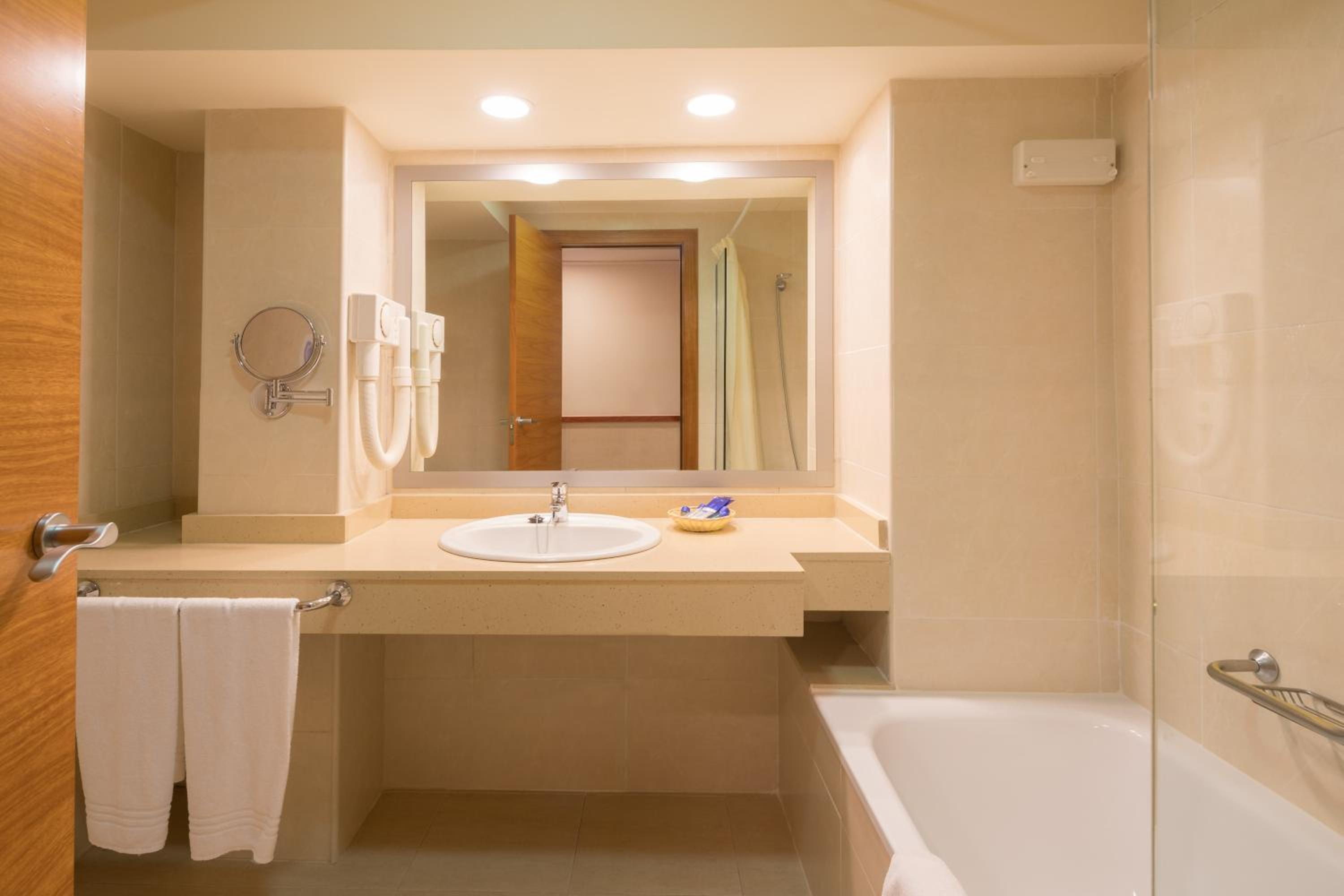 Twin Room - Photo 2