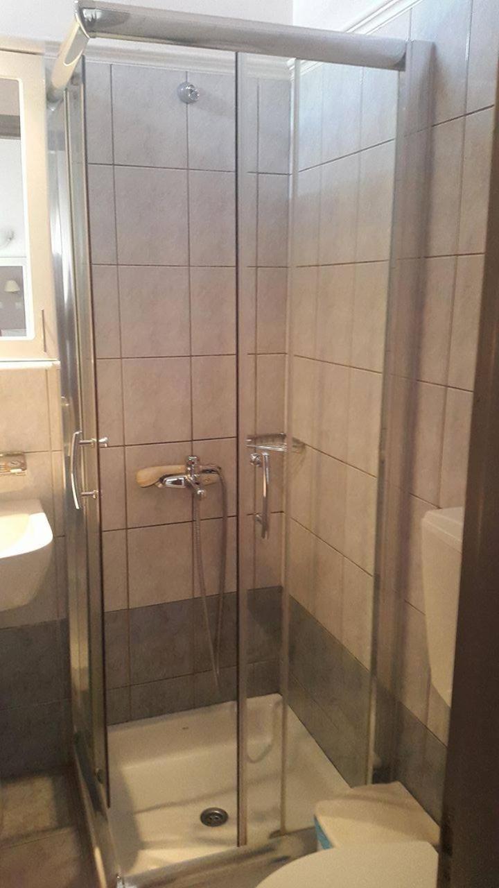 Standard Double or Twin Room - Photo 9