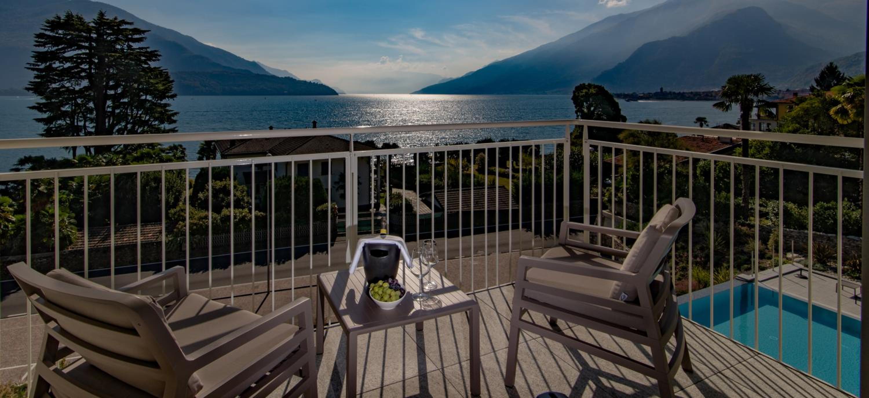Double or Twin Room with Front Lake View photo 3