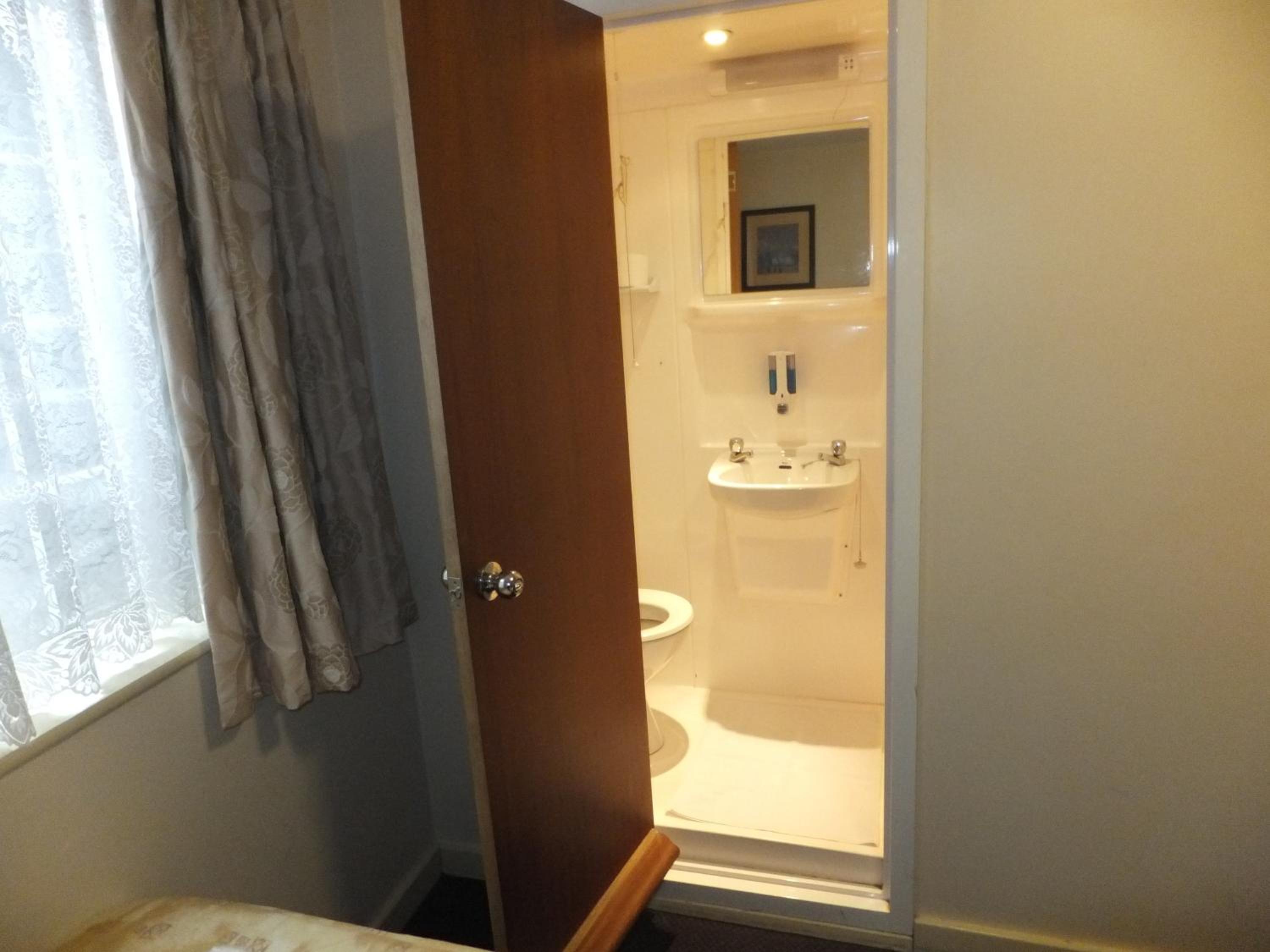 Triple Room with private toilet and shower photo 2