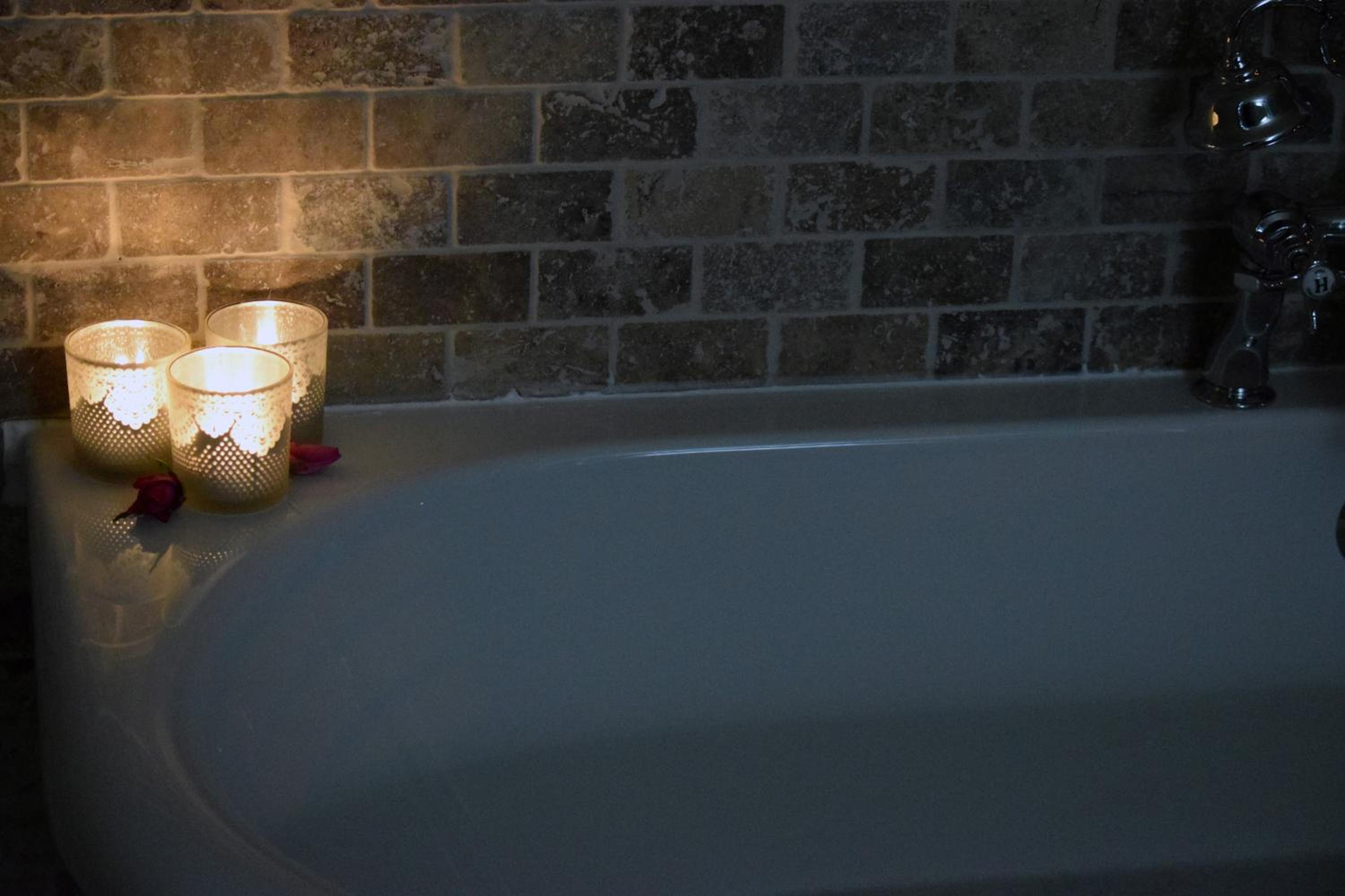 Deluxe Double Room with Bath - Photo 4