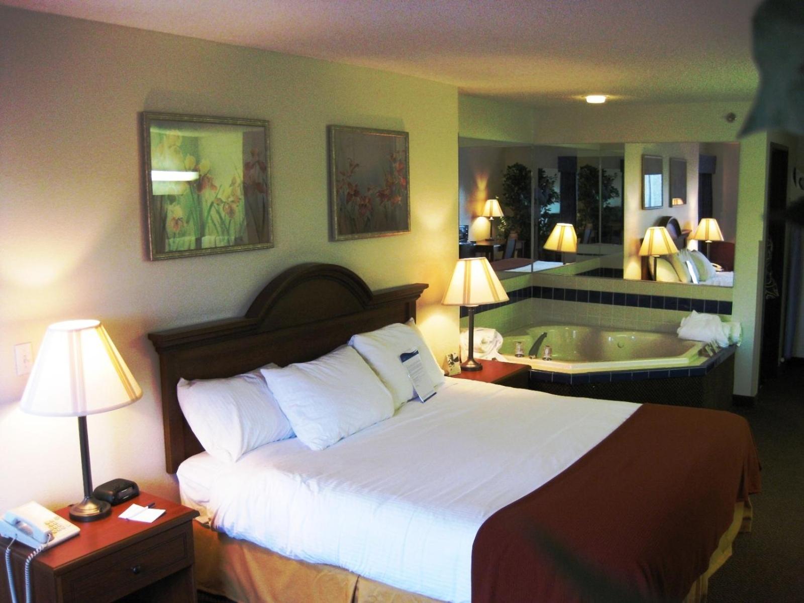 King Suite with Jetted Tub - Non-Smoking - Photo 2