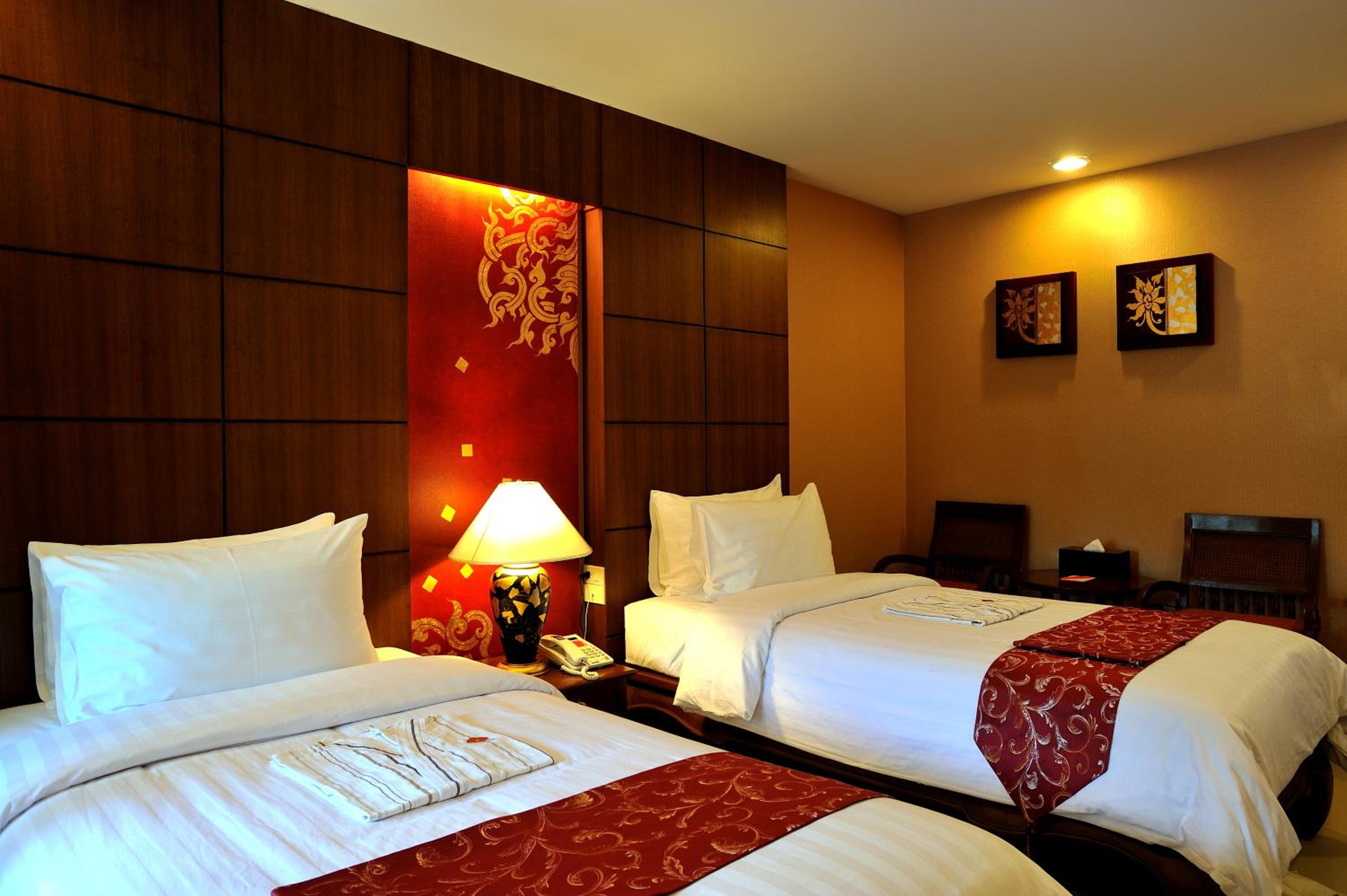 Deluxe Twin Room with Free Round-Trip Airport Transfer - Photo 9