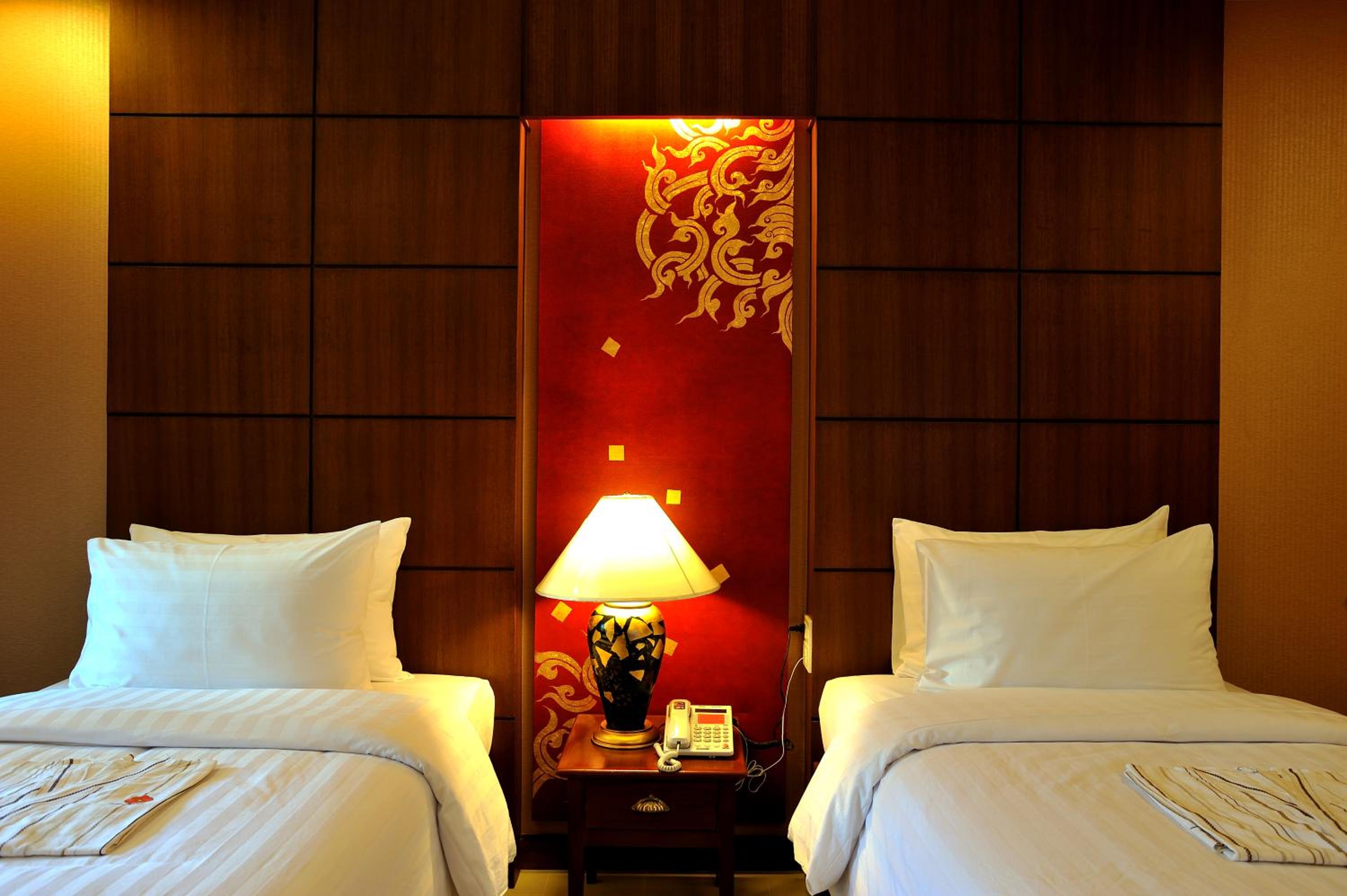 Deluxe Twin Room with Free Round-Trip Airport Transfer - Photo 10