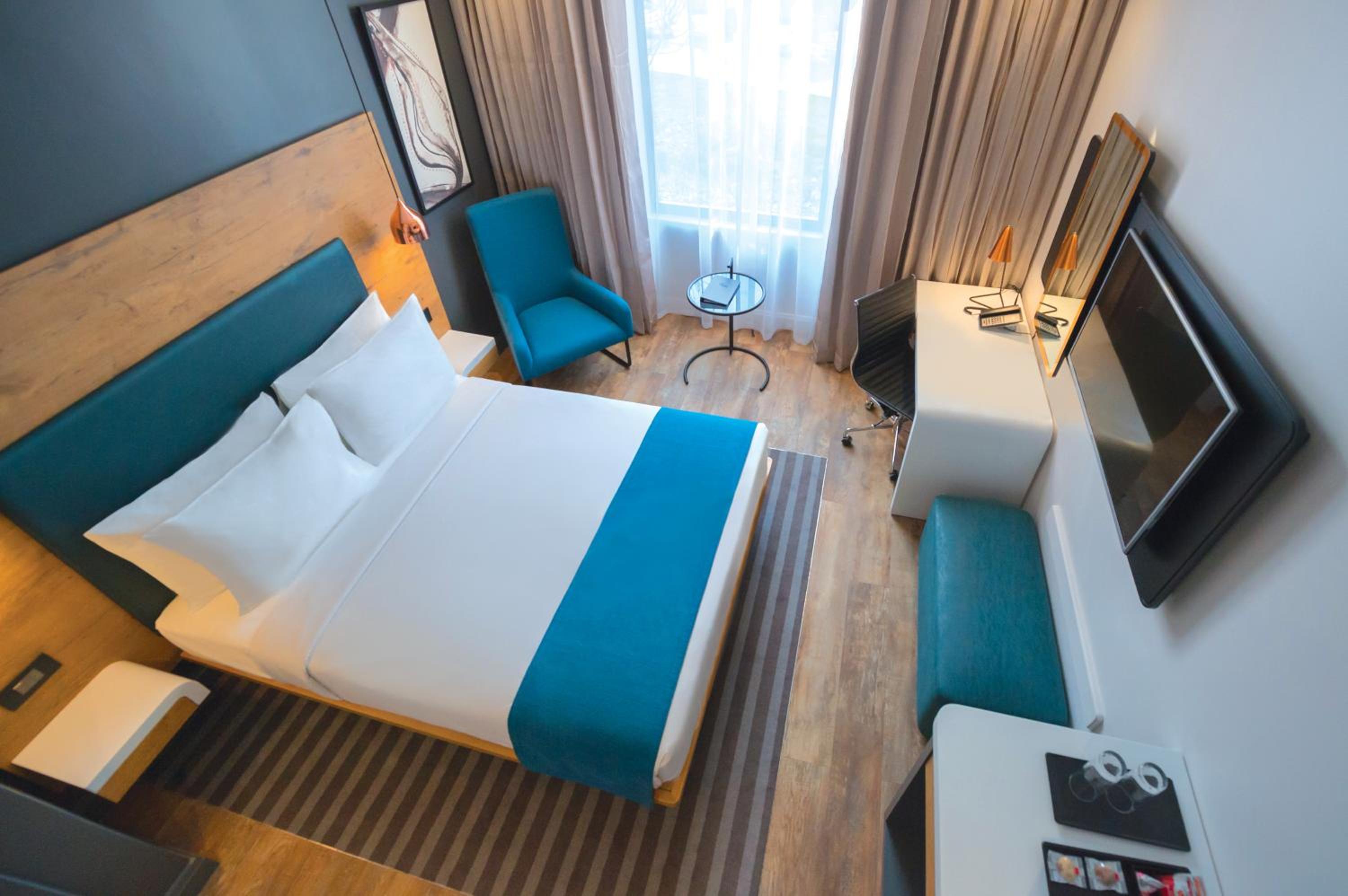Standard Queen Room Non Smoking Pool Facing photo 3