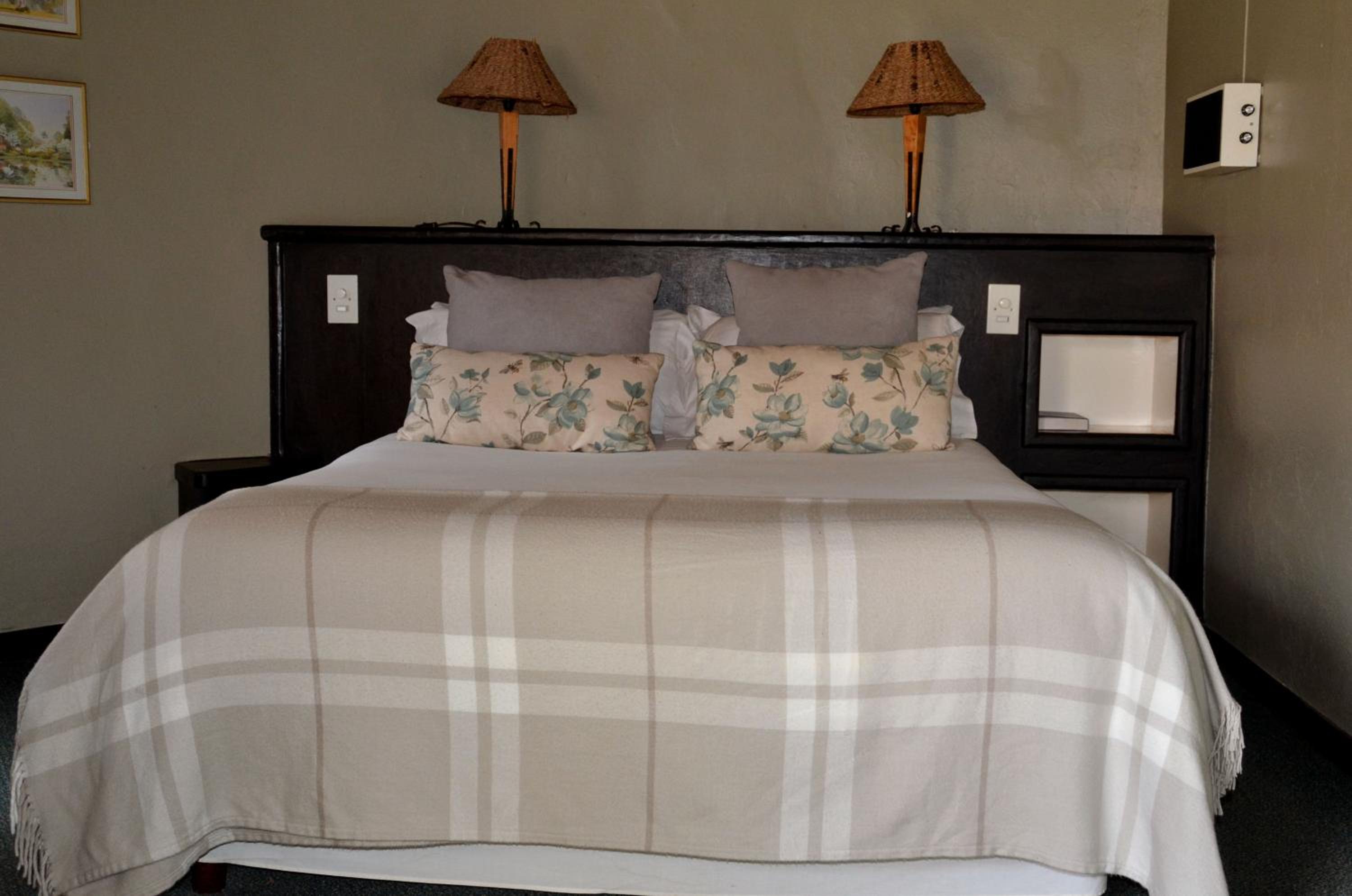 Double or Twin Room with Garden View - Photo 8