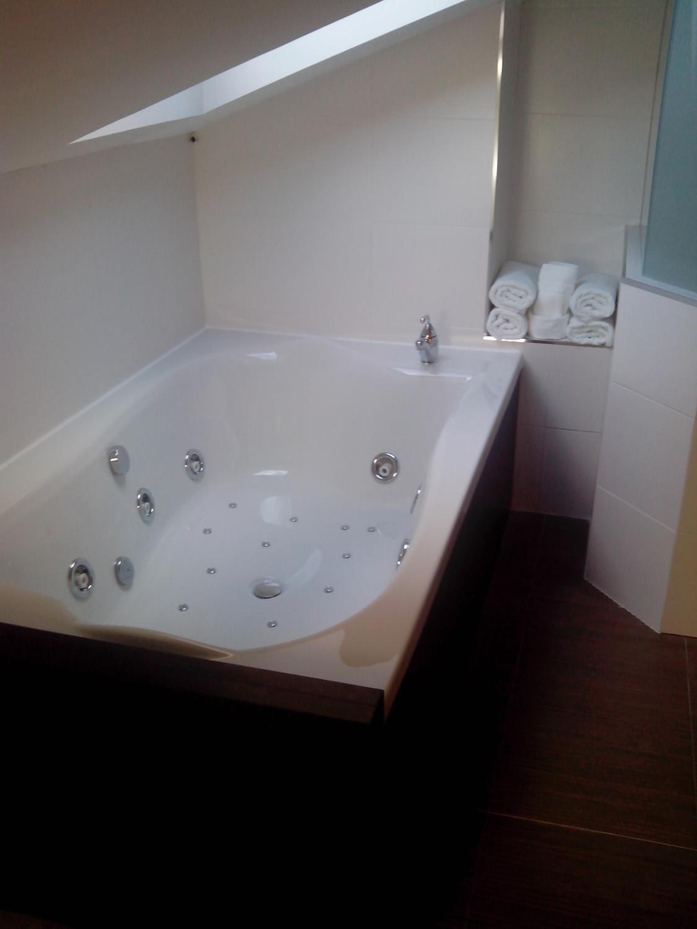 Deluxe Suite with Spa Bath photo 2