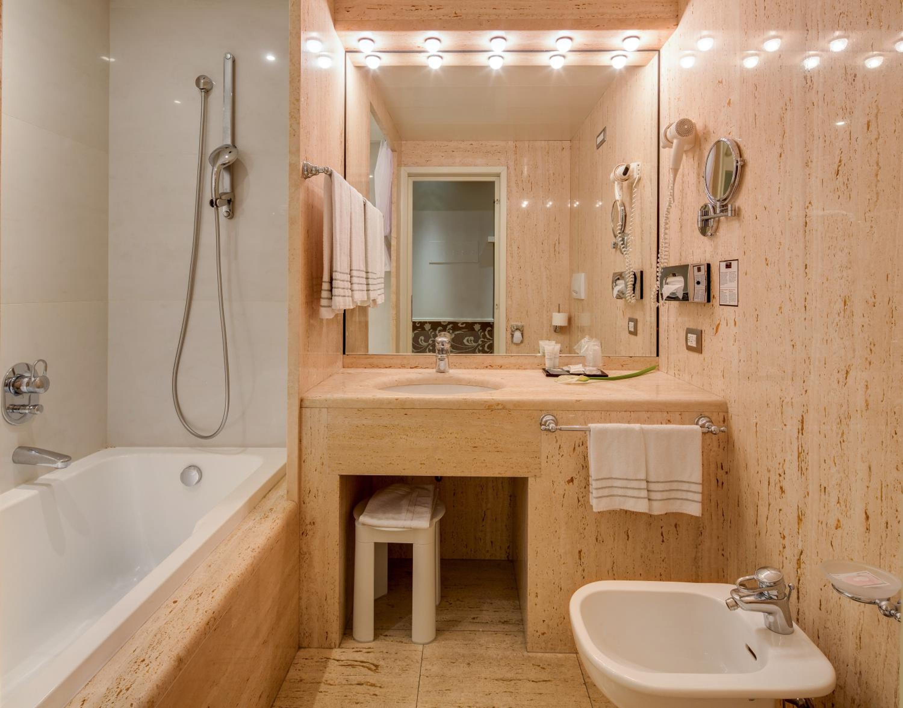 Superior Double Room - Single Use - Photo 12