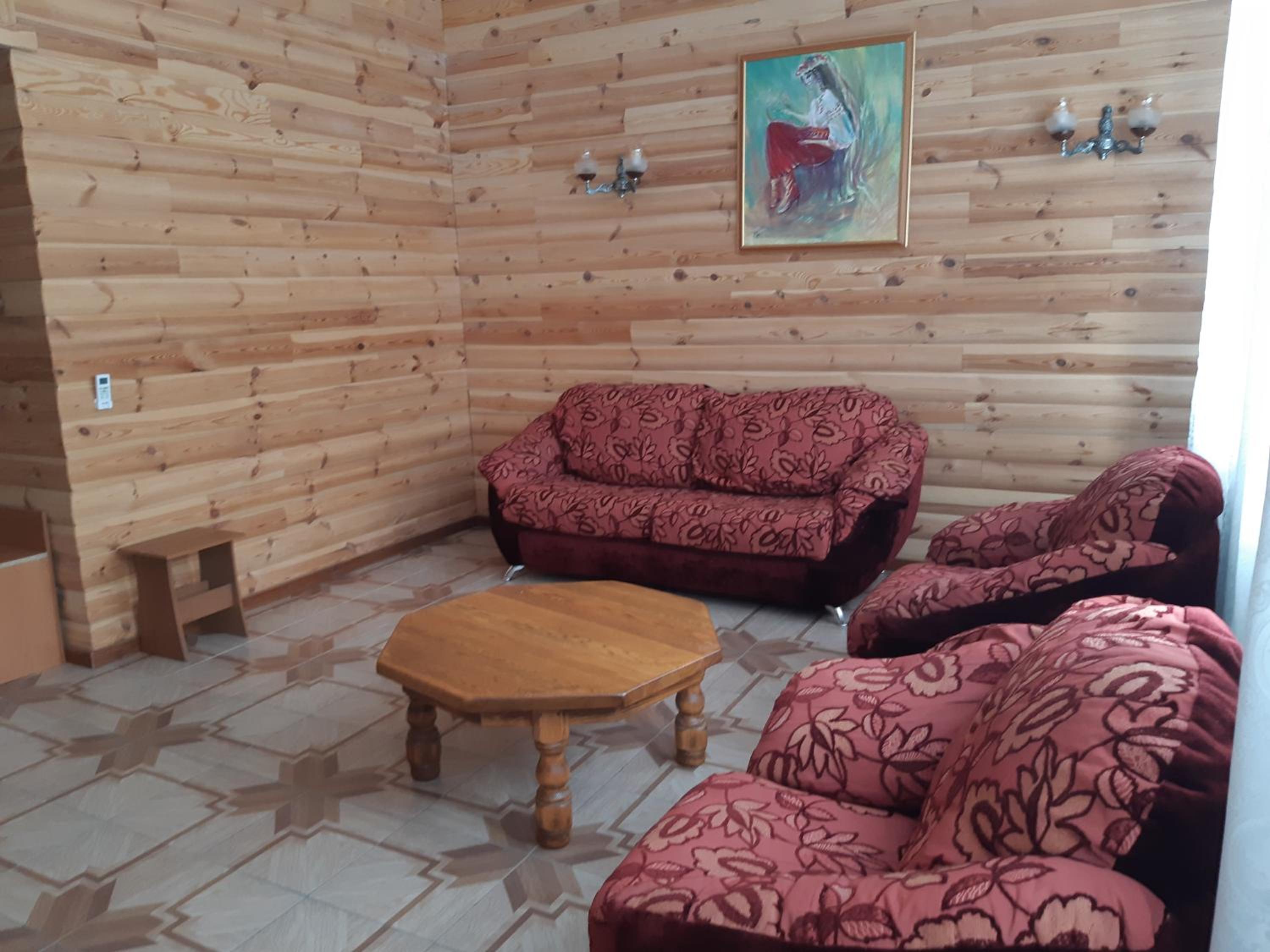 Superior Family Room photo 1