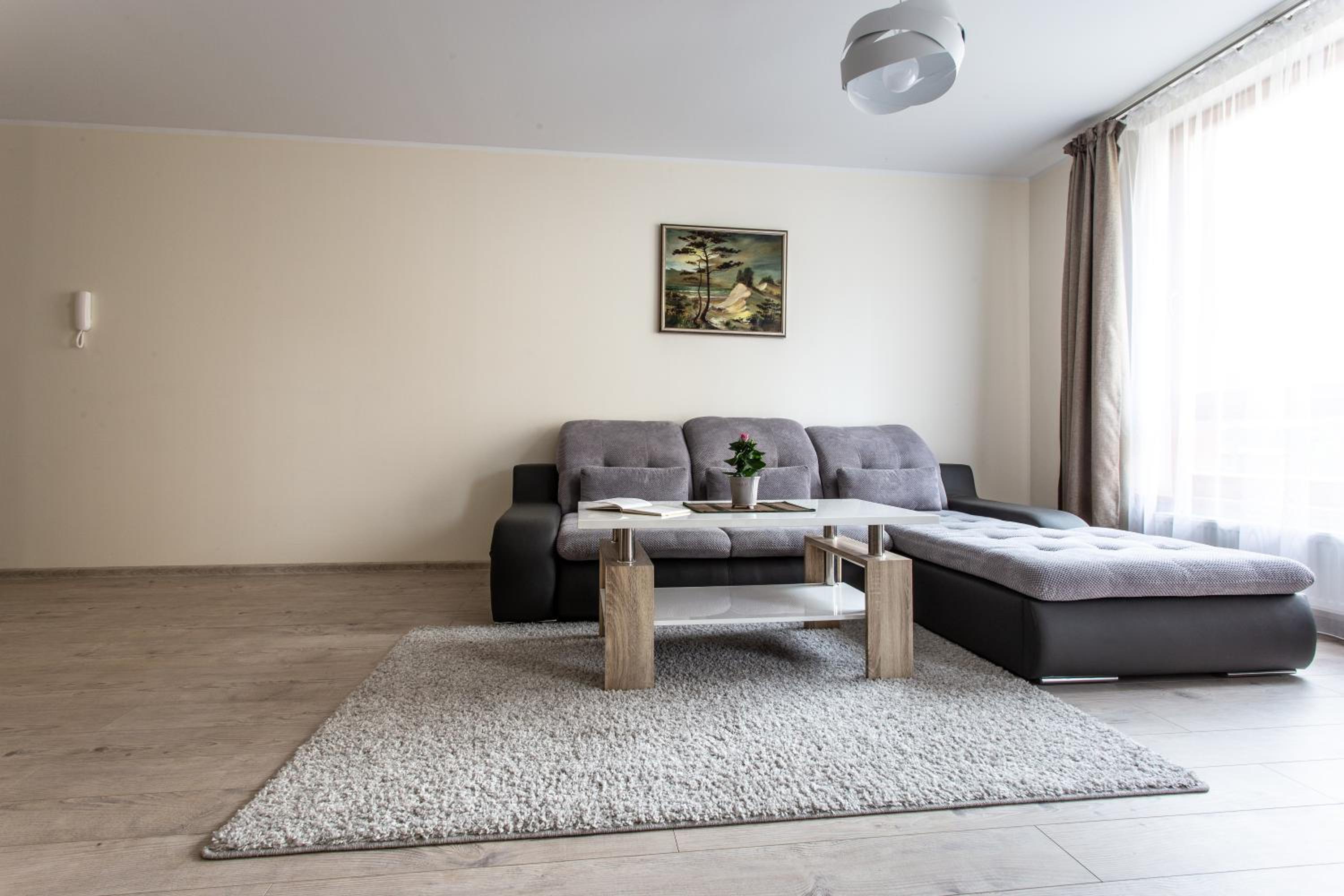 Apartment with Balcony - Photo 5