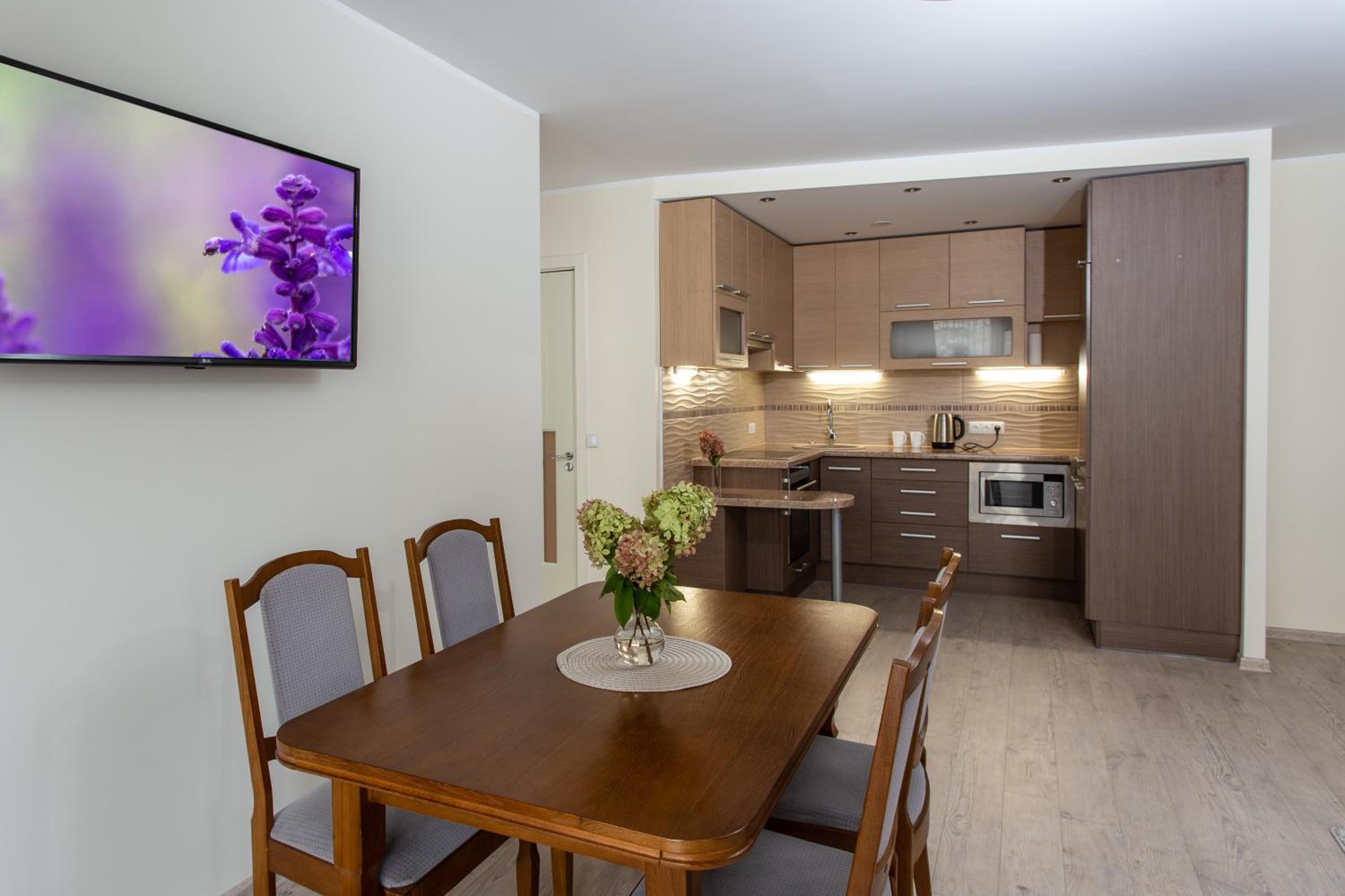 Apartment with Balcony - Photo 12