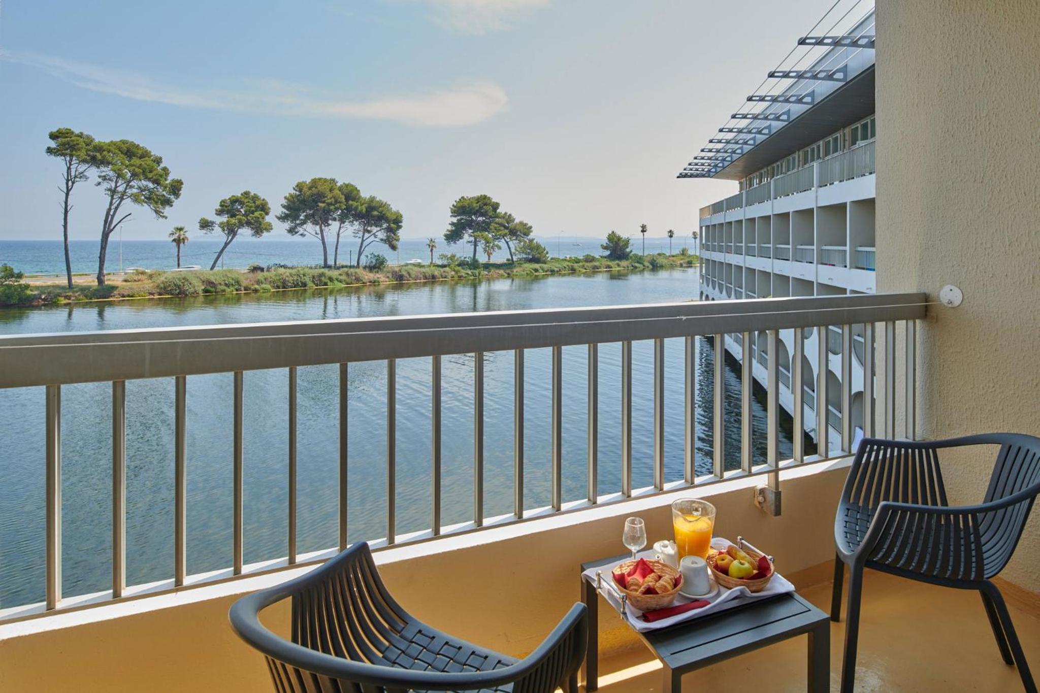 Triple Room with Sea View - Photo 4