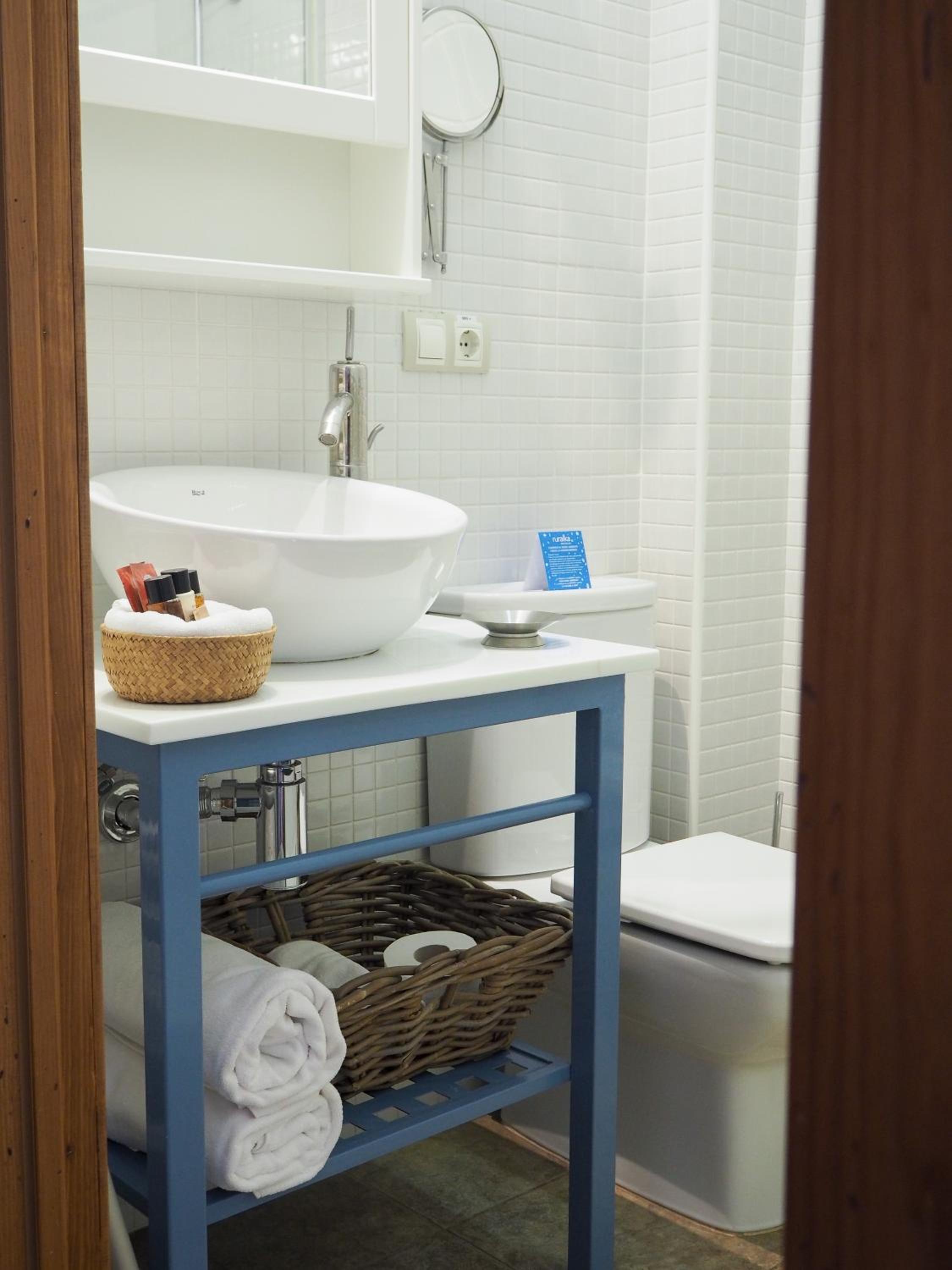 Double or Twin Room with Side Sea View - Photo 2
