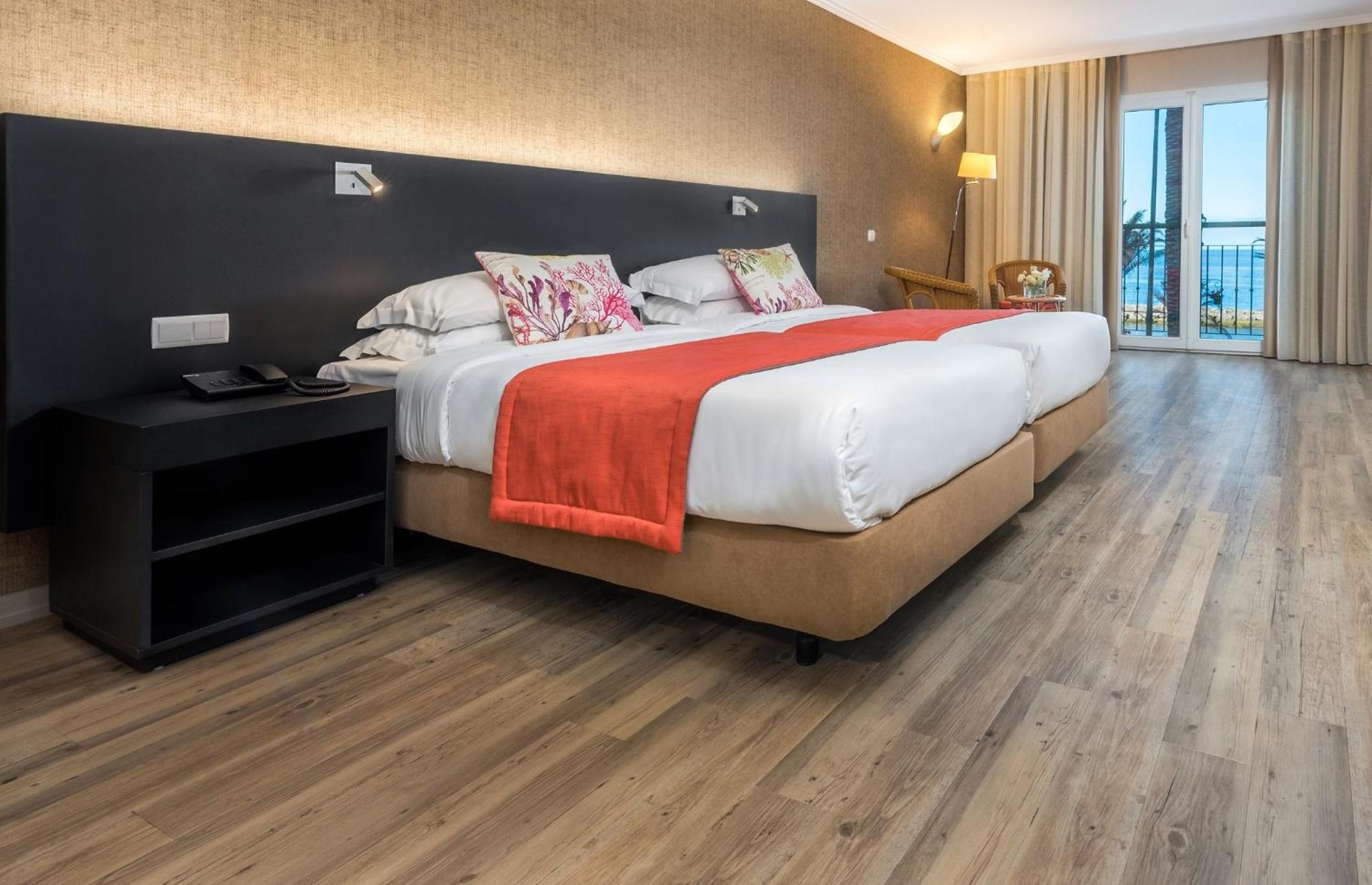 Twin Room with Sea View - Photo 8