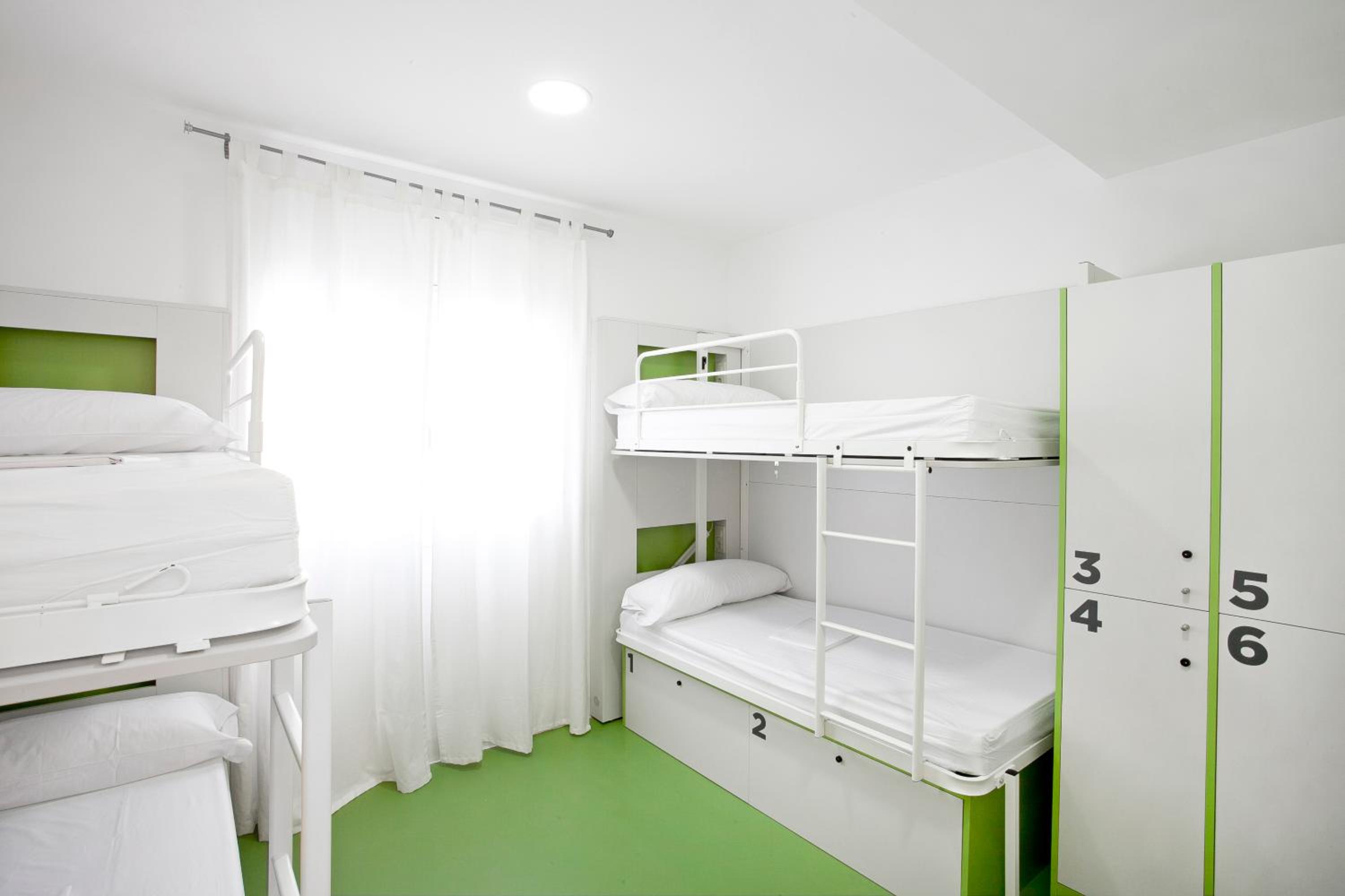 Cama en Habitación Compartida Femenina de 6 Camas