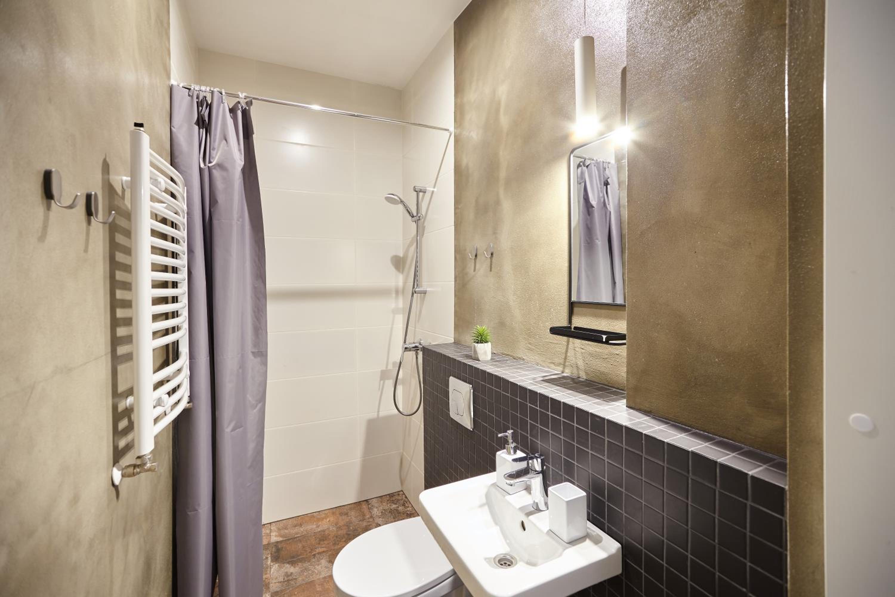 Two-Bedroom Apartment with Balcony - Photo 3