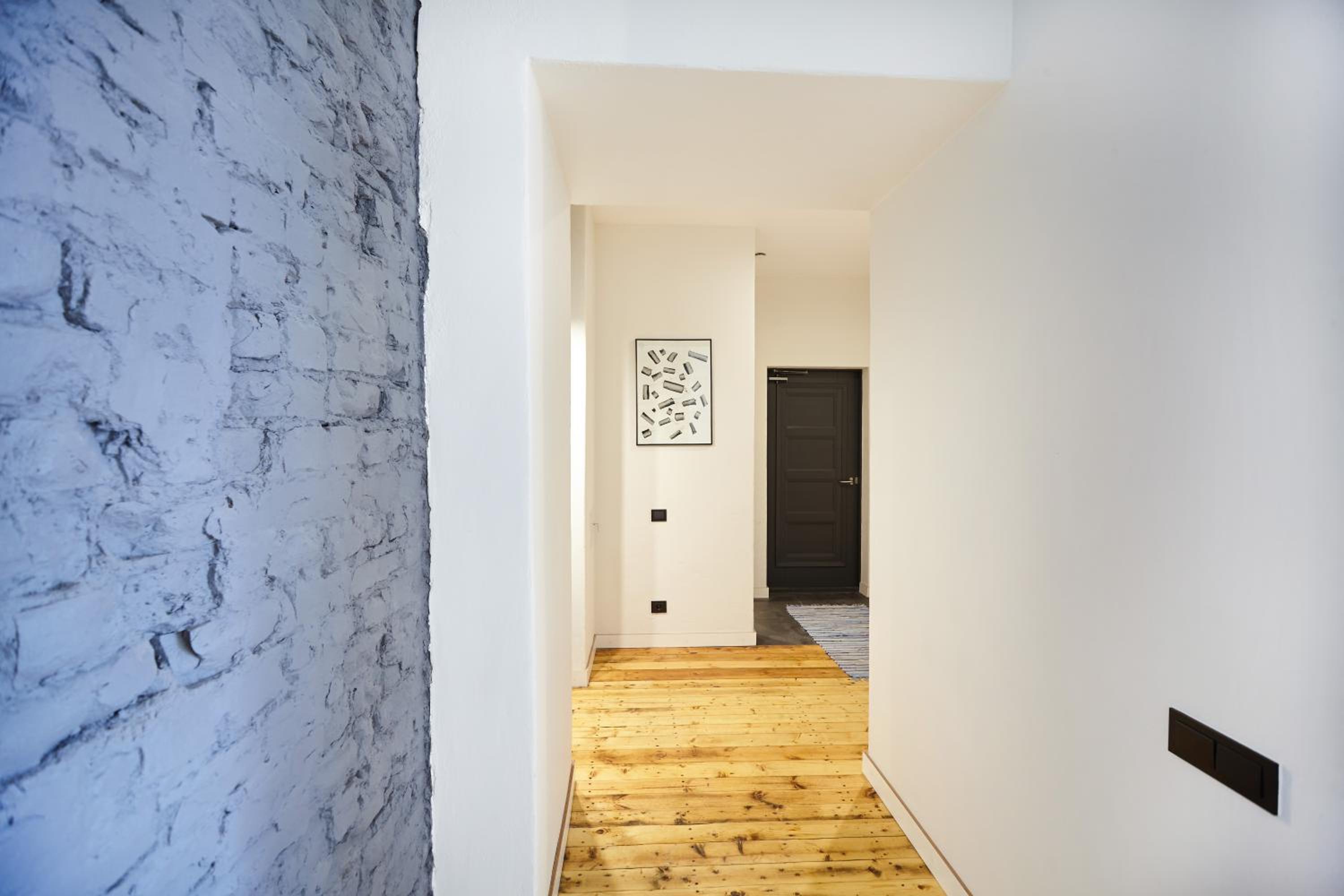 Two-Bedroom Apartment with Balcony - Photo 9