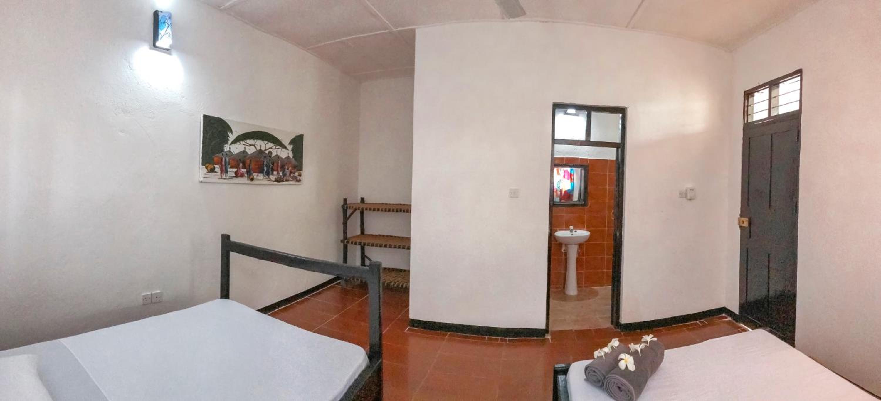 Large Twin Room - Photo 7