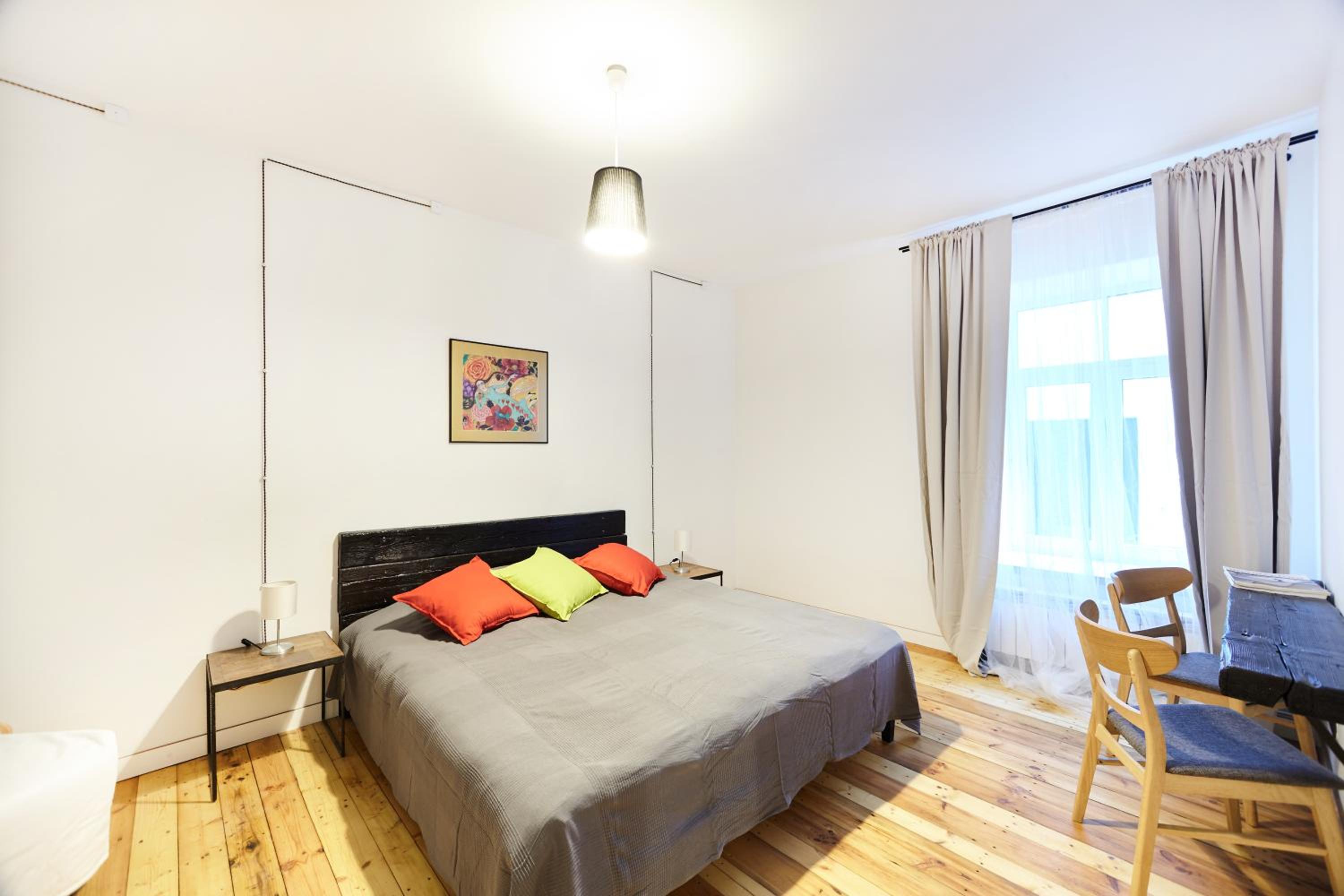 One-Bedroom Apartment - Photo 2