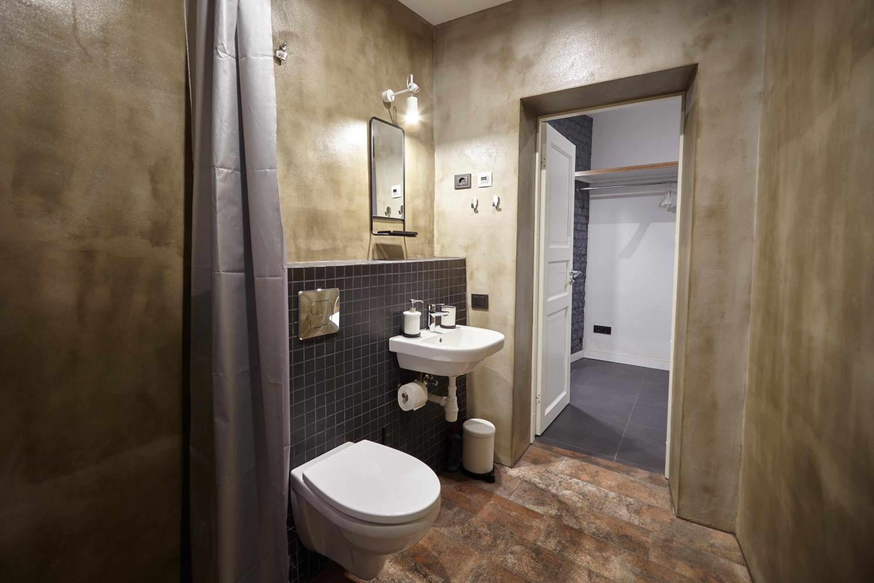 One-Bedroom Apartment - Photo 12