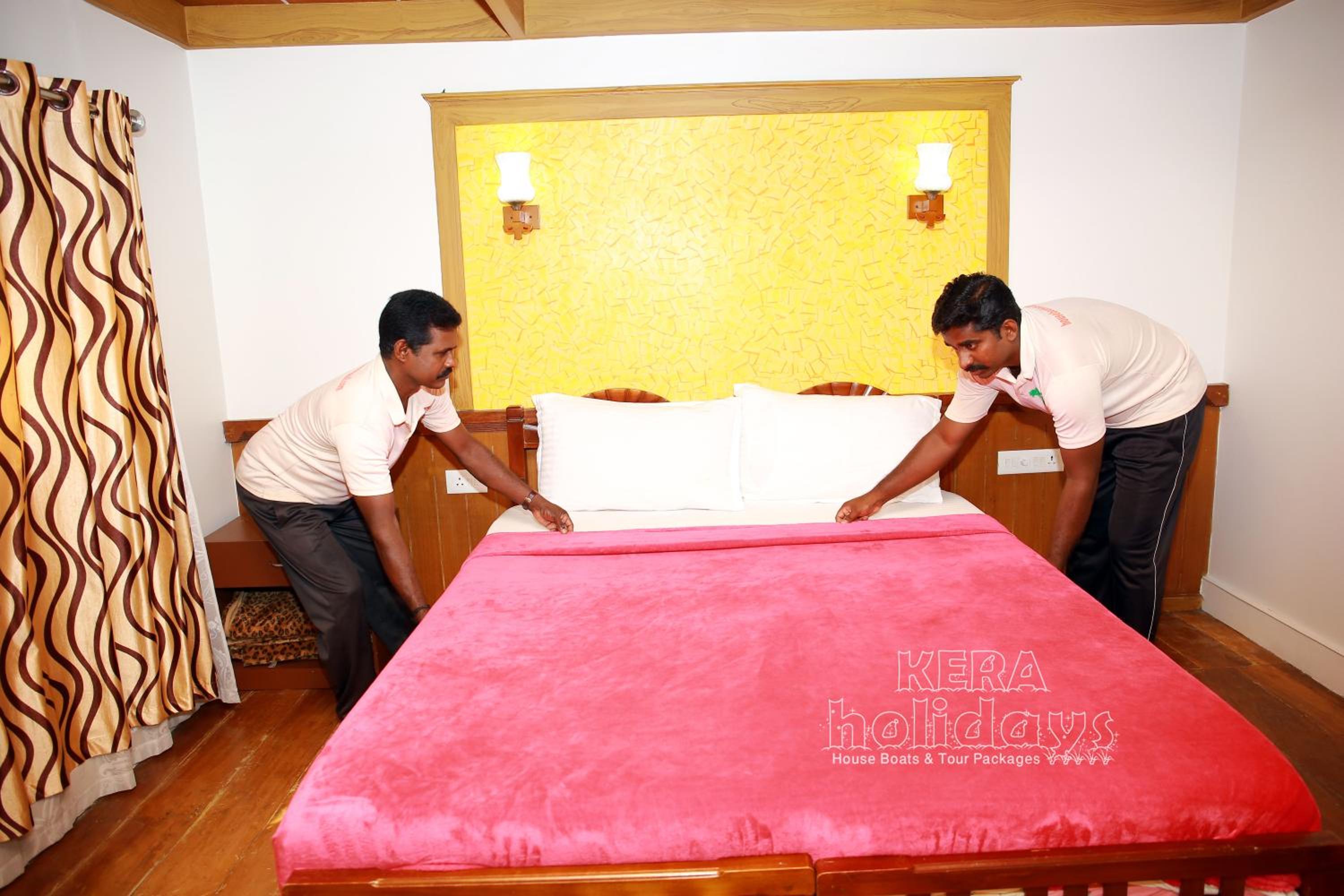 Four-Bedroom Houseboat - Photo 39