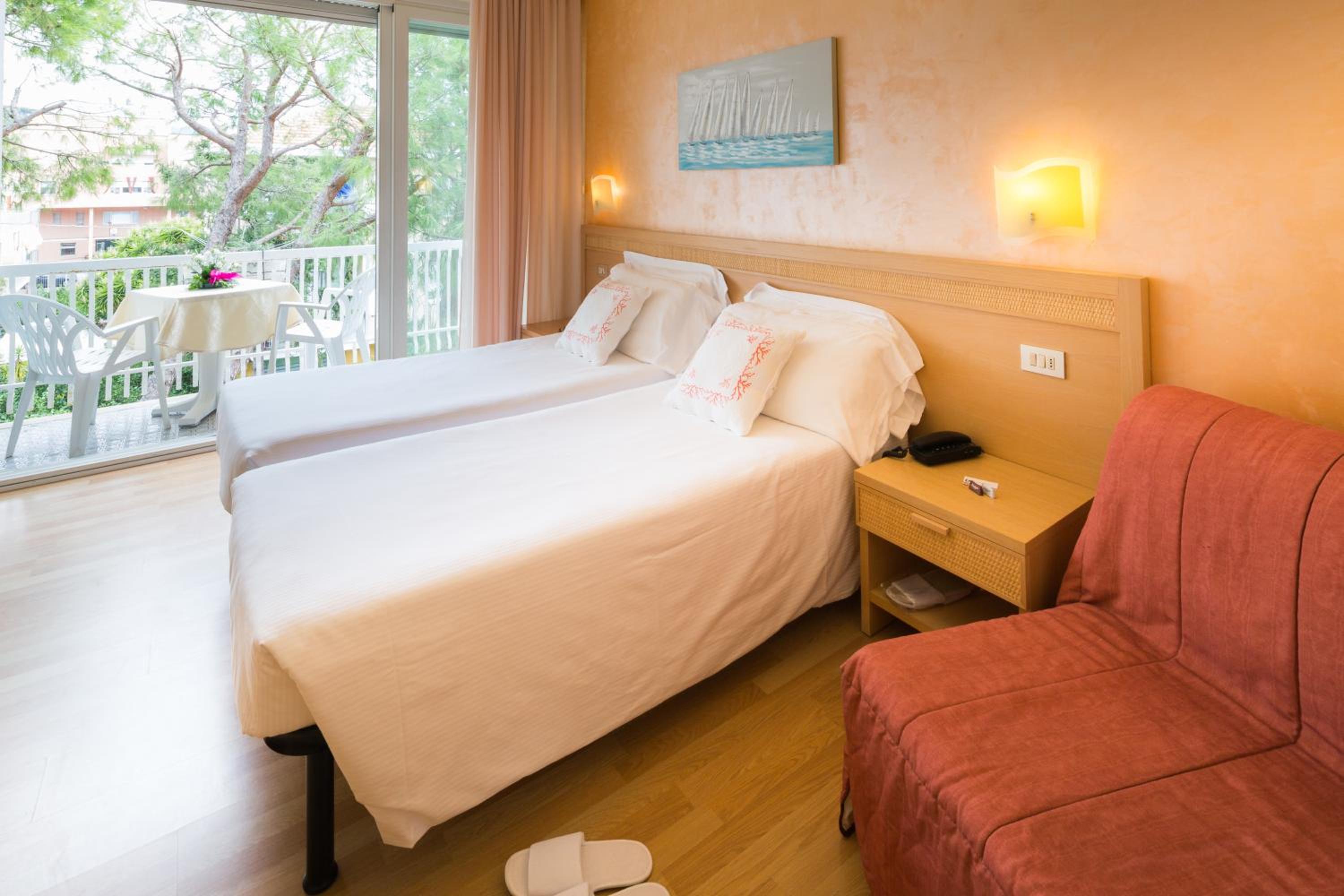 Twin Room - Photo 1