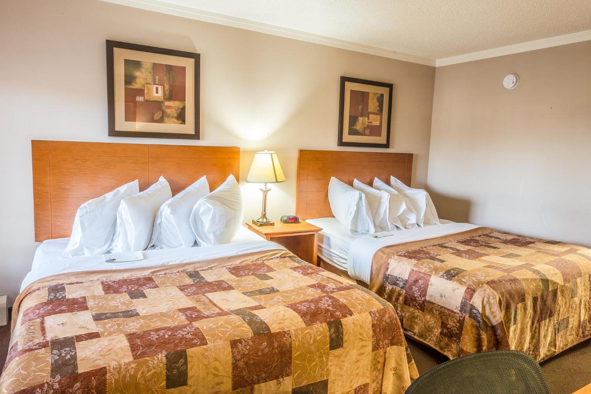 Queen Room with Two Queen Beds - Exterior Access photo 1
