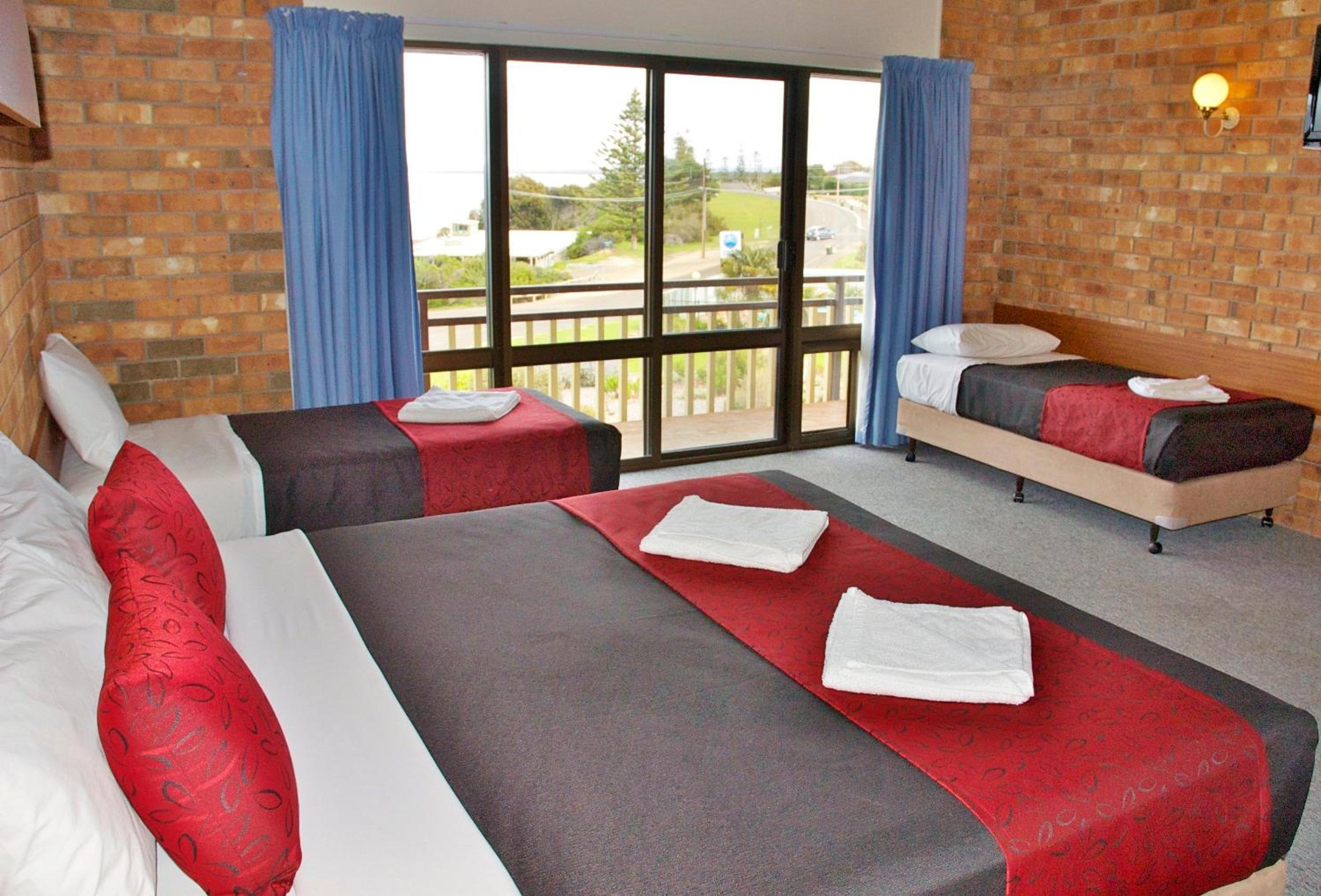 Superior Quad Room with Ocean View - Photo 9