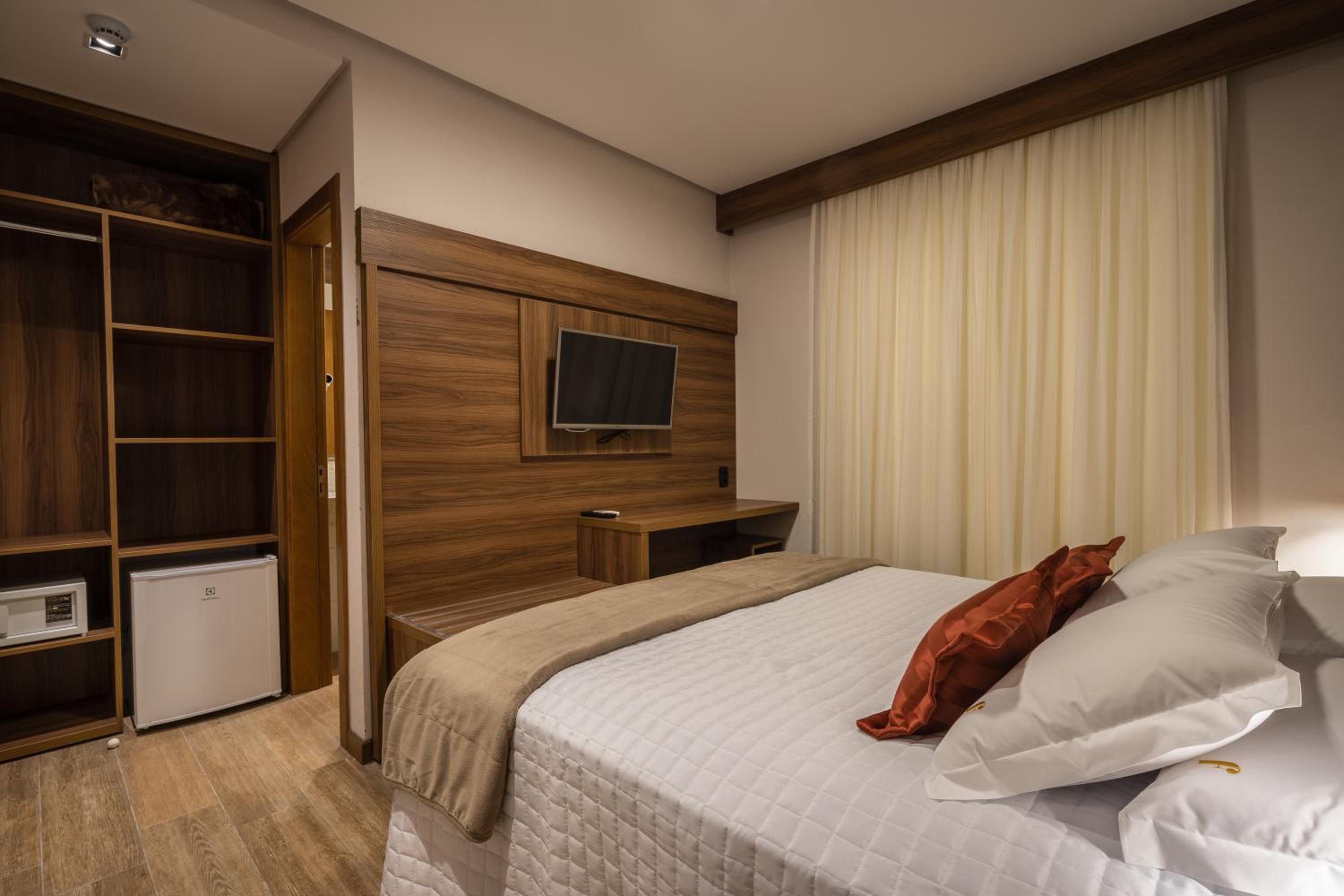 Available room thumbnail 6