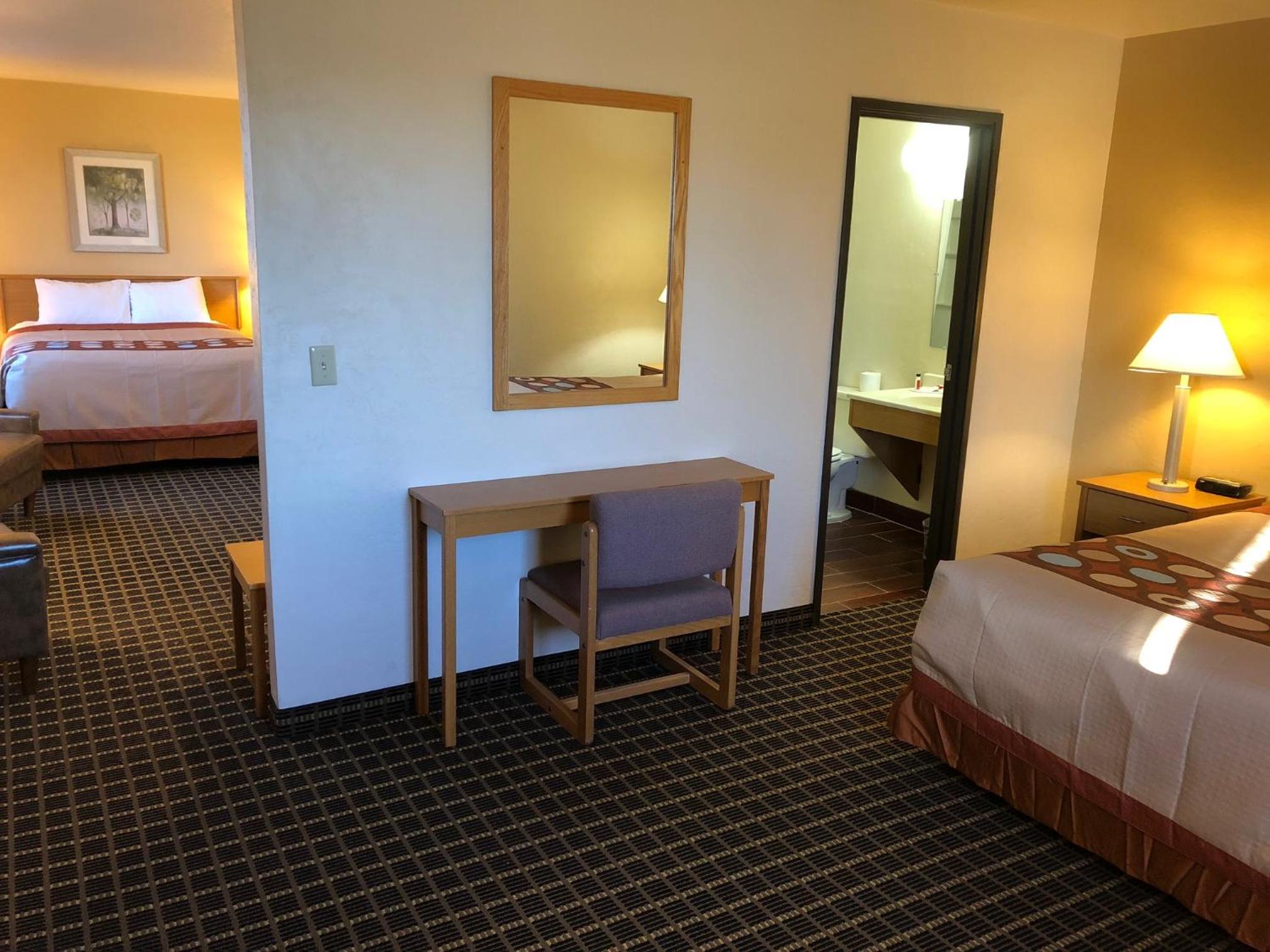Queen Suite - Non-Smoking - Photo 5