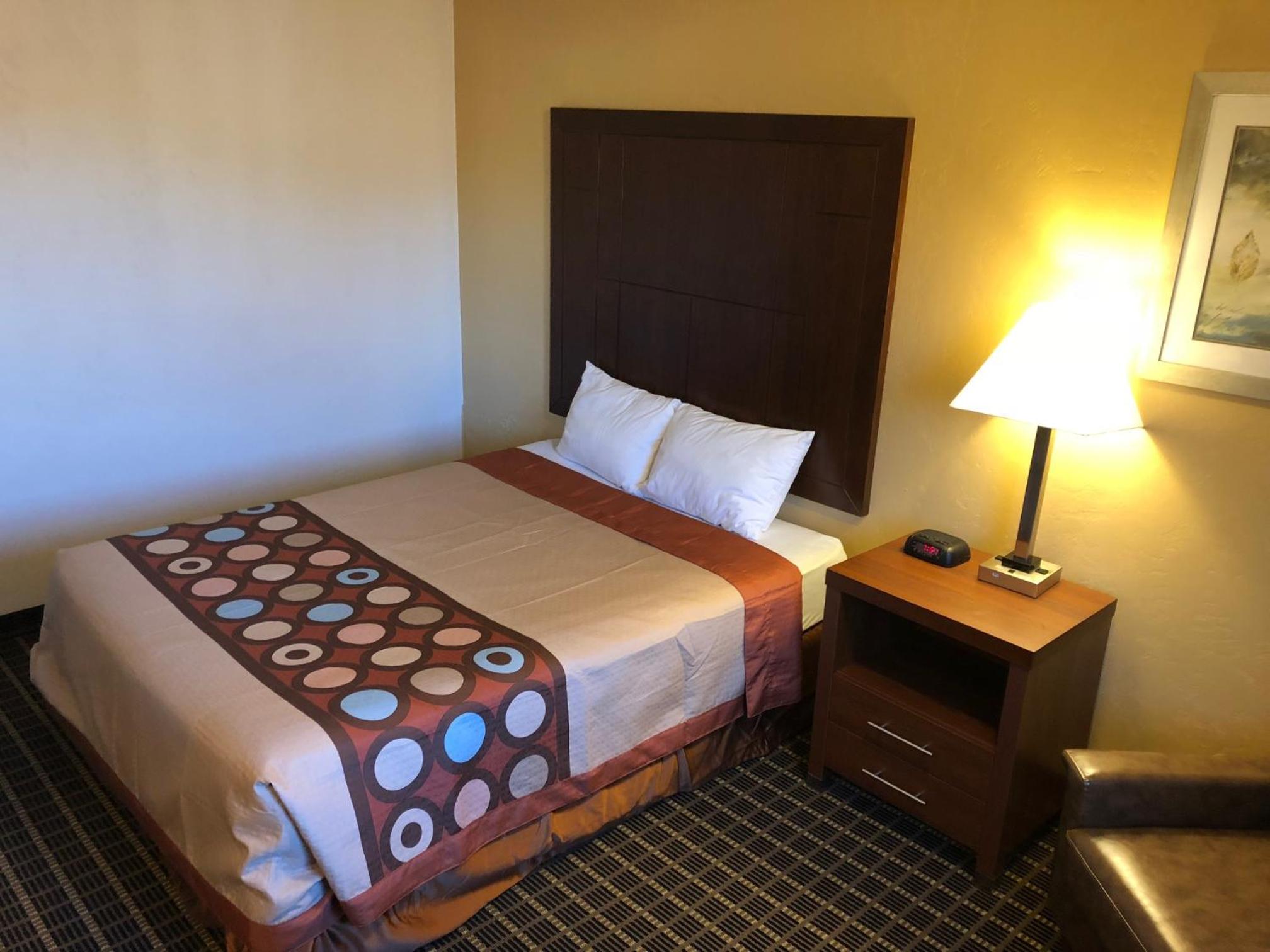 Queen Room - Disability Access - Non-Smoking - Photo 6