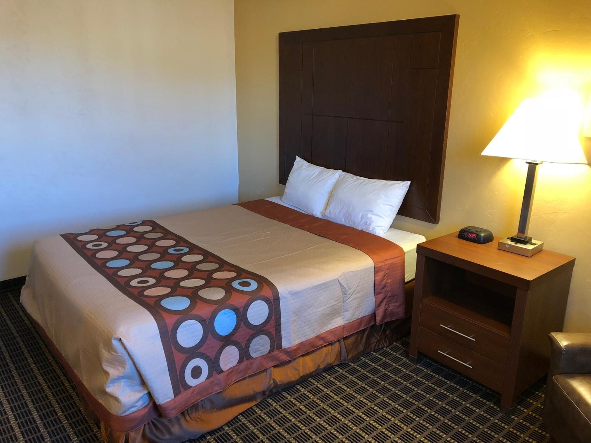 Queen Room - Disability Access - Non-Smoking - Photo 4
