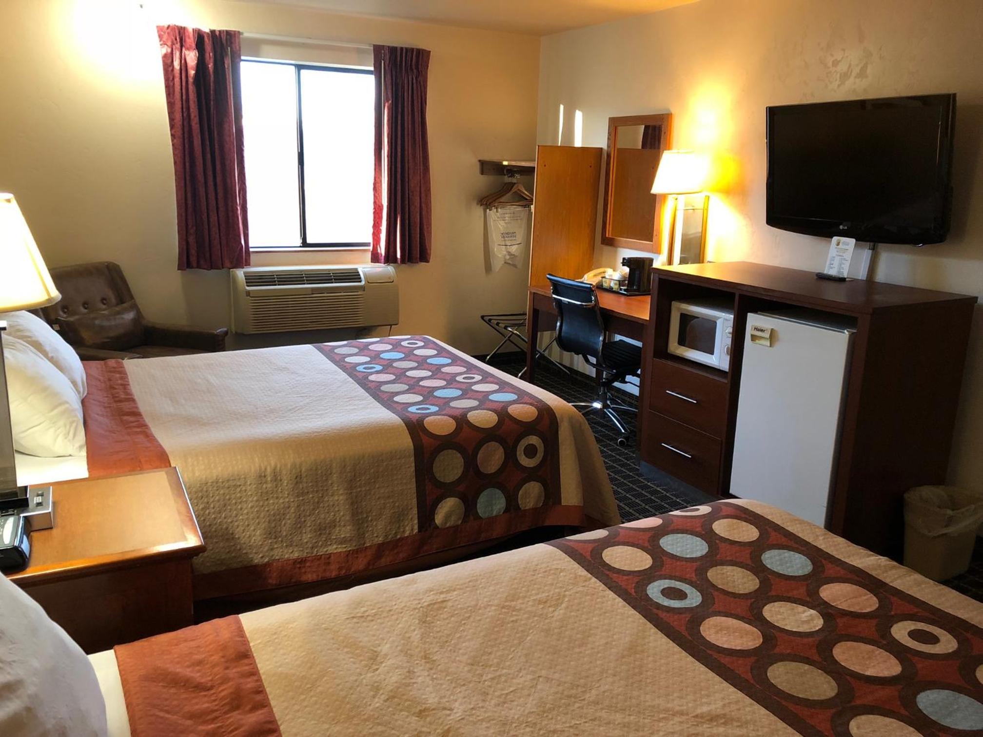 Deluxe Queen Room with Two Queen Beds - Non-Smoking - Photo 6