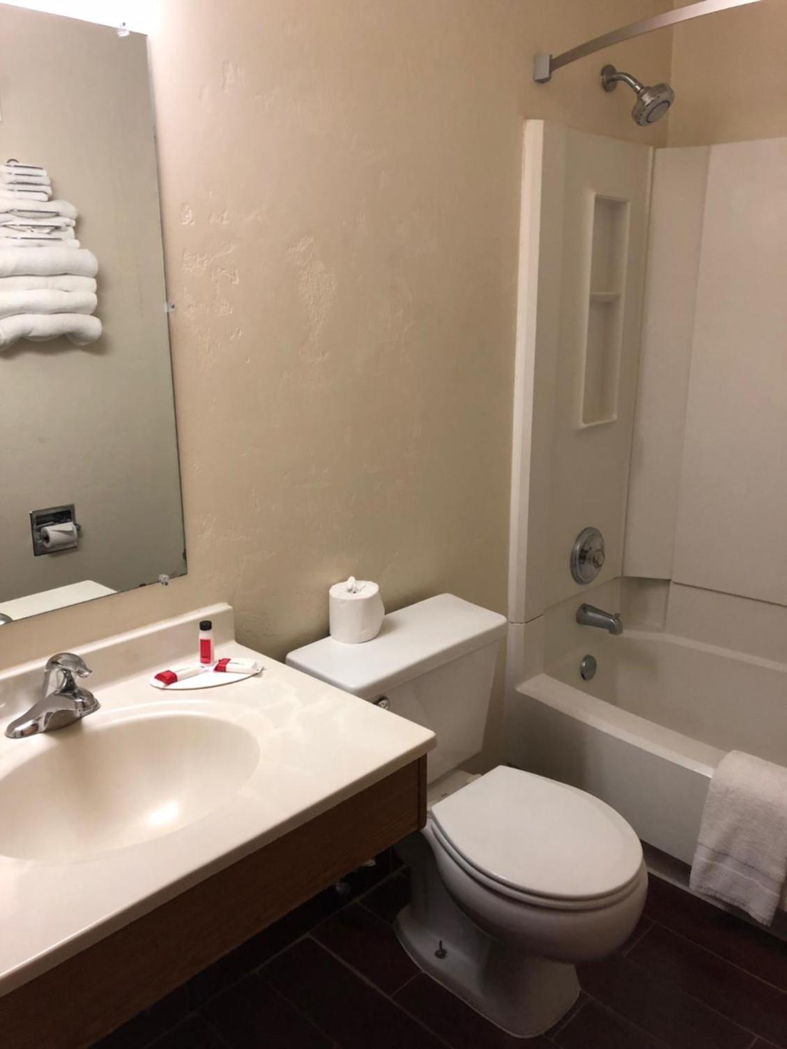 Queen Suite - Non-Smoking - Photo 6