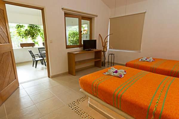Standard Queen Room with Two Queen Beds - Photo 3