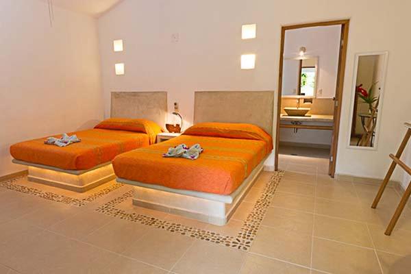 Standard Queen Room with Two Queen Beds - Photo 4