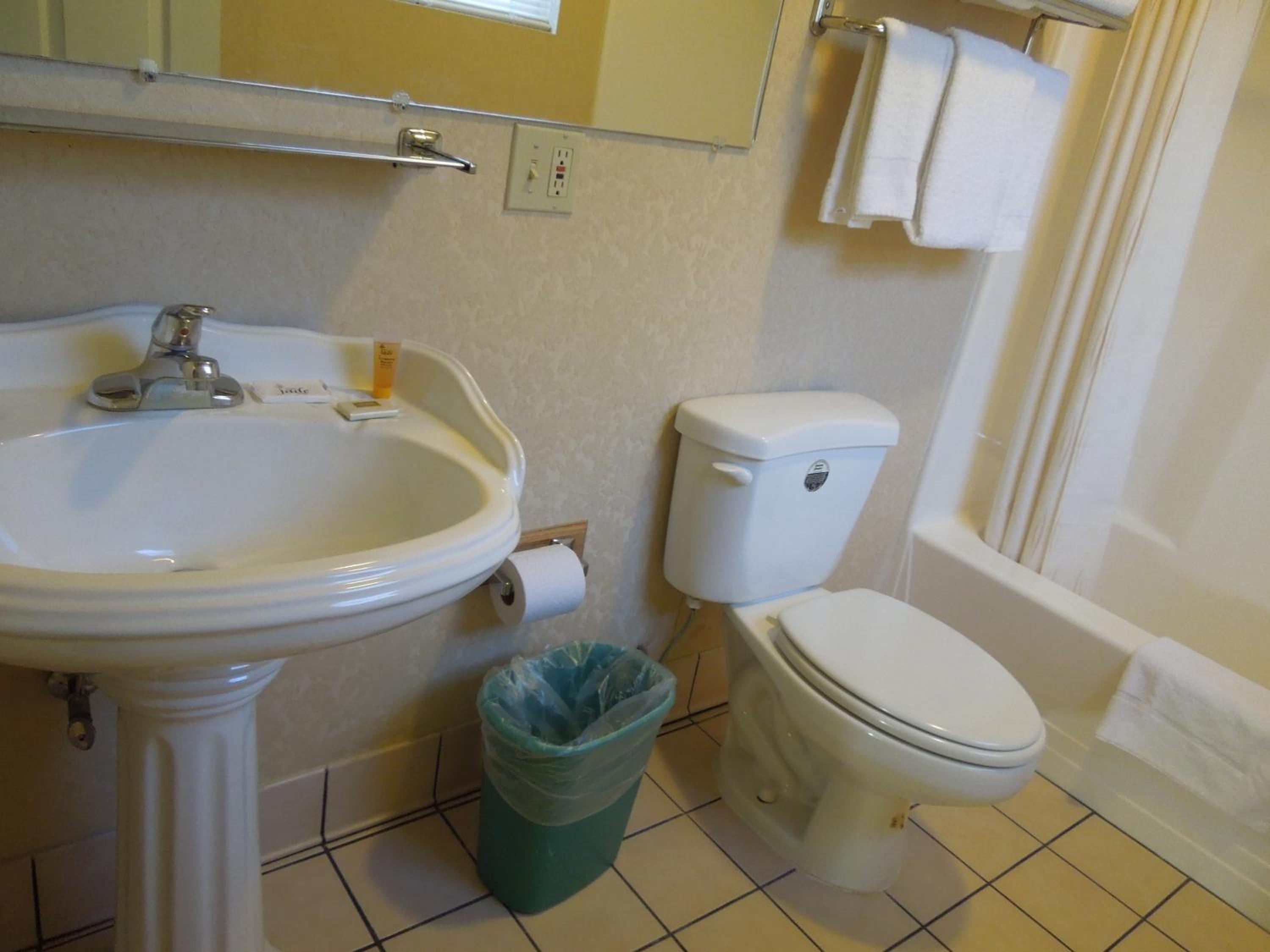 Queen Room with Two Queen Beds - Non-Smoking photo 2