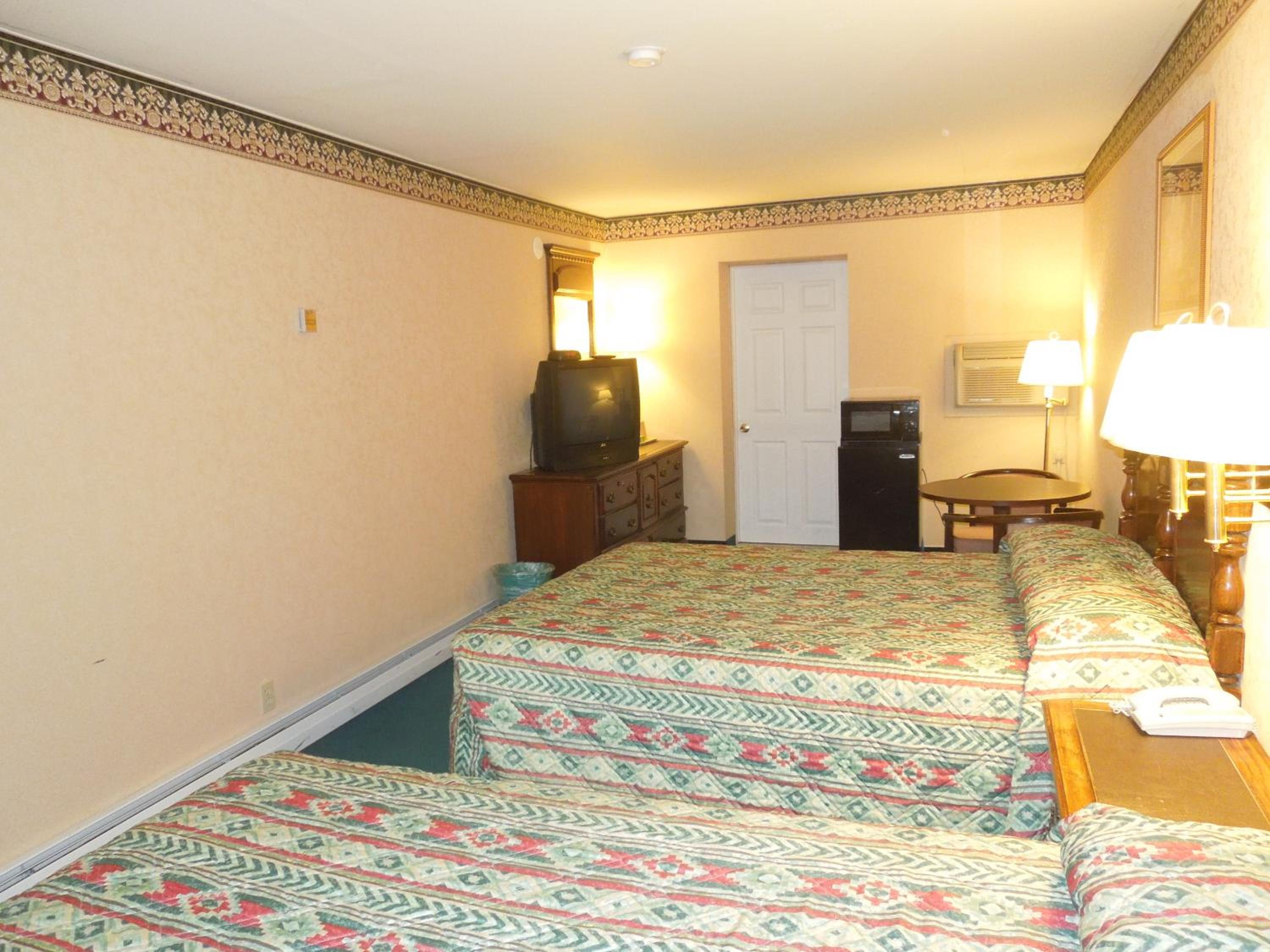 Queen Room with Two Queen Beds - Non-Smoking photo 3