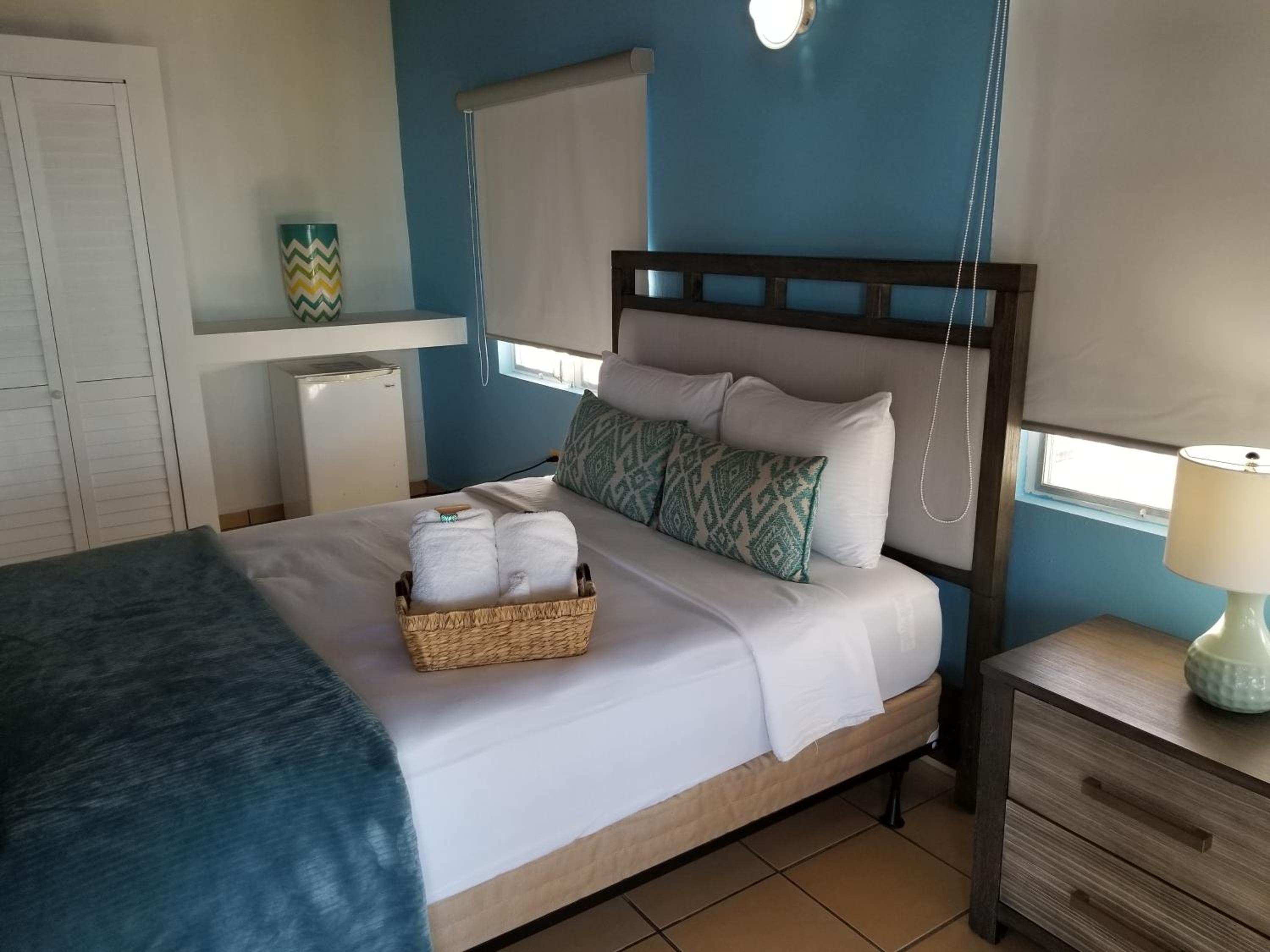 Standard Queen Room, Partial Ocean View photo 2