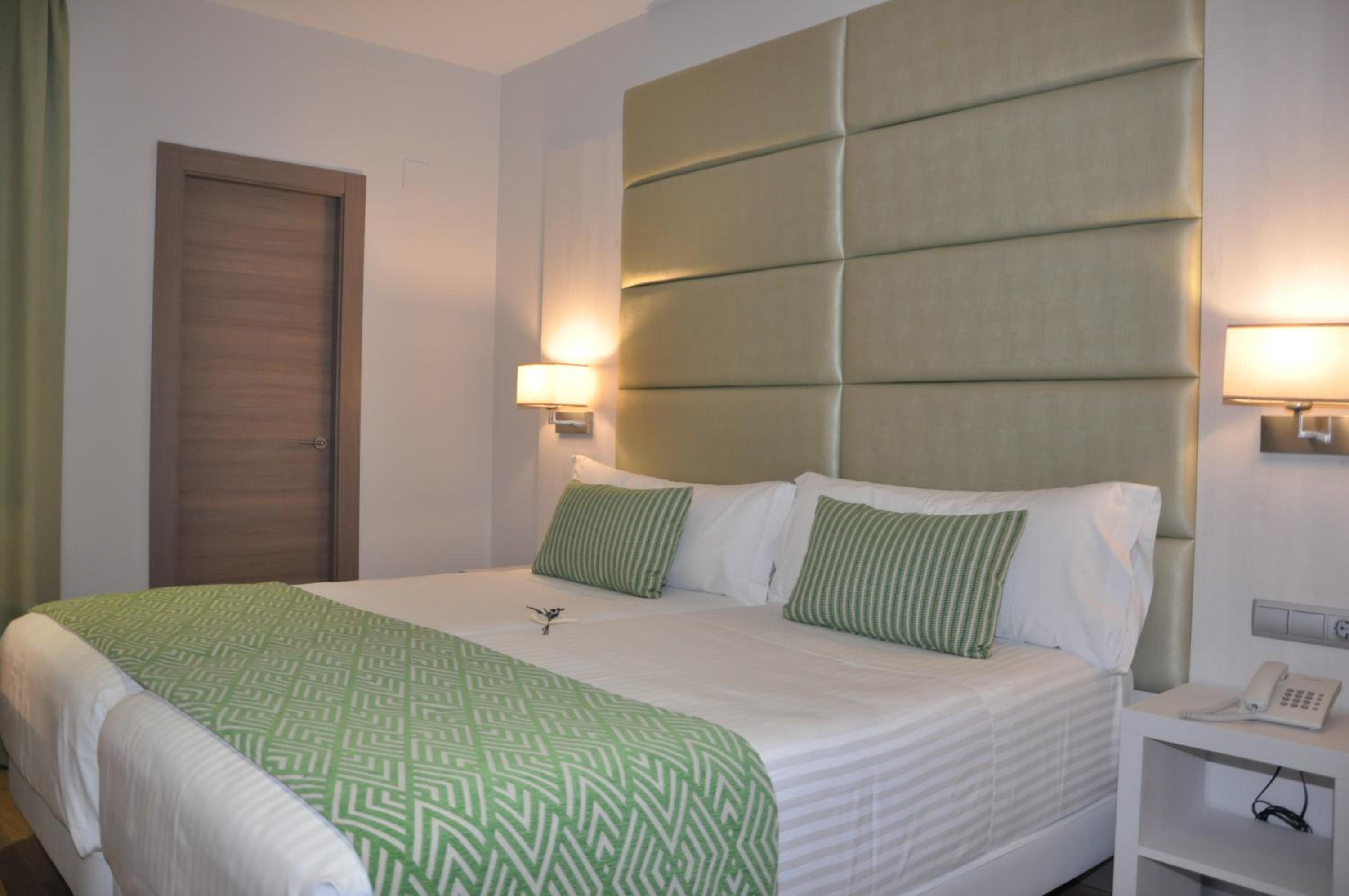Standard Twin Room - Photo 17