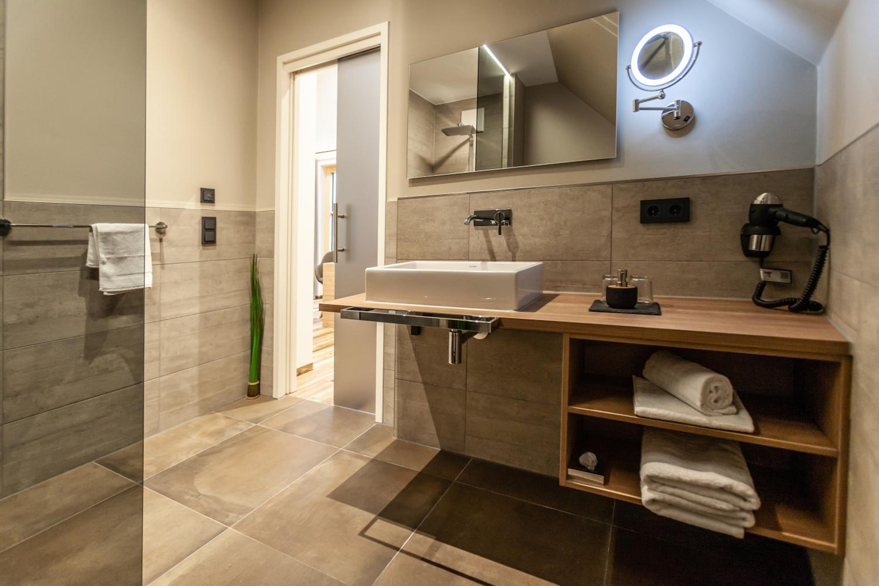 Suite with Balcony - Photo 11