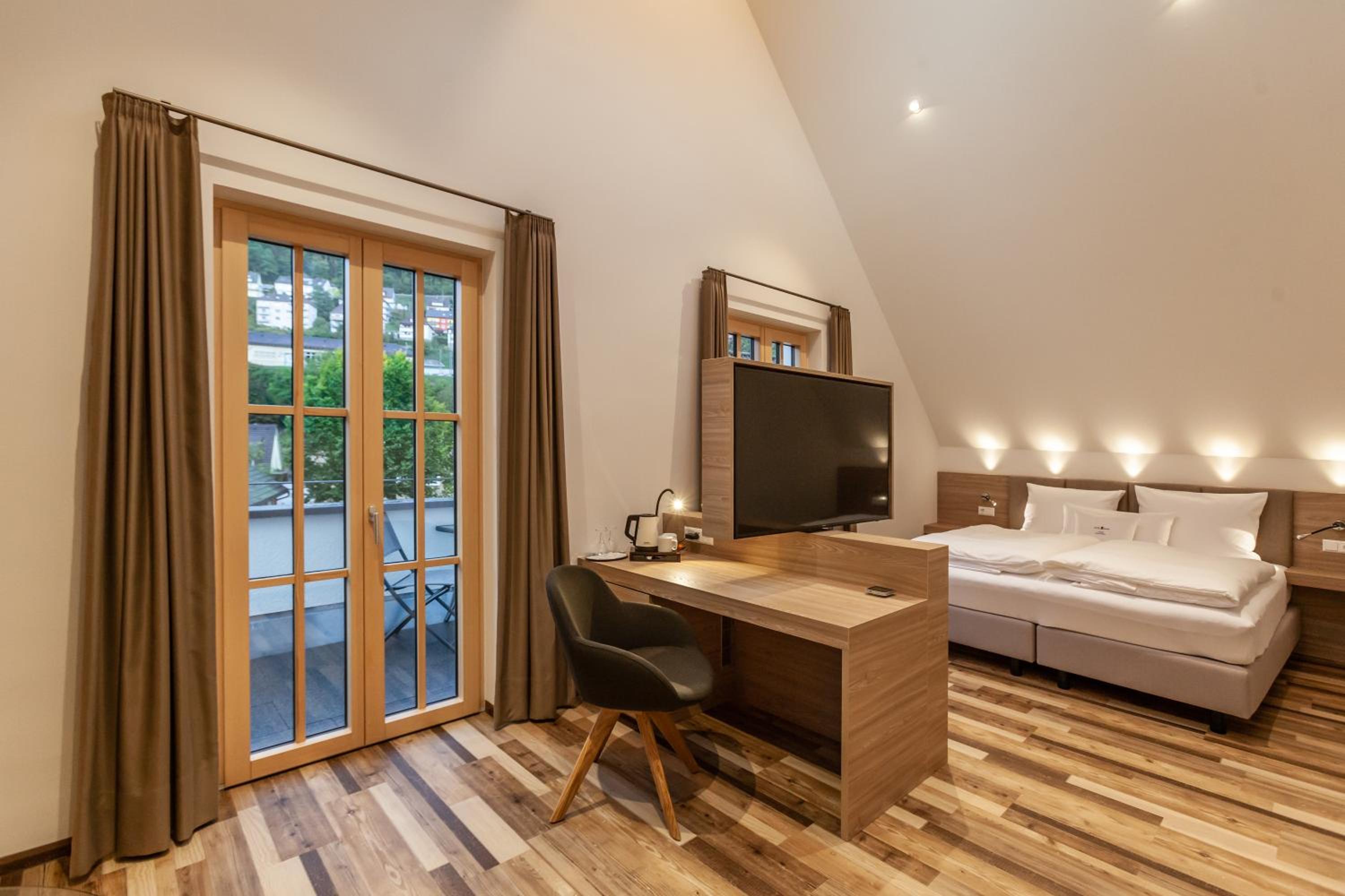 Suite with Balcony - Photo 9