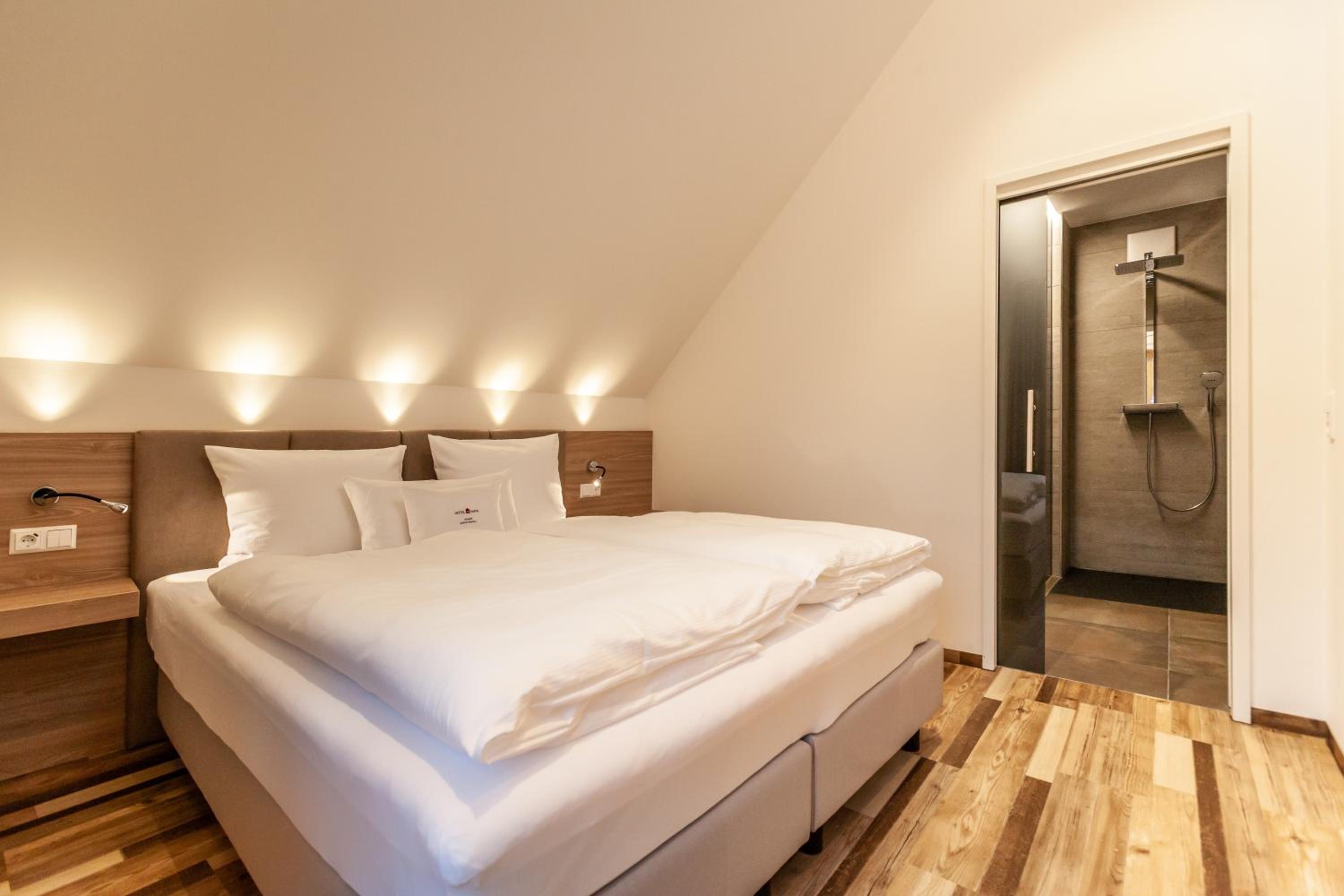Suite with Balcony - Photo 10