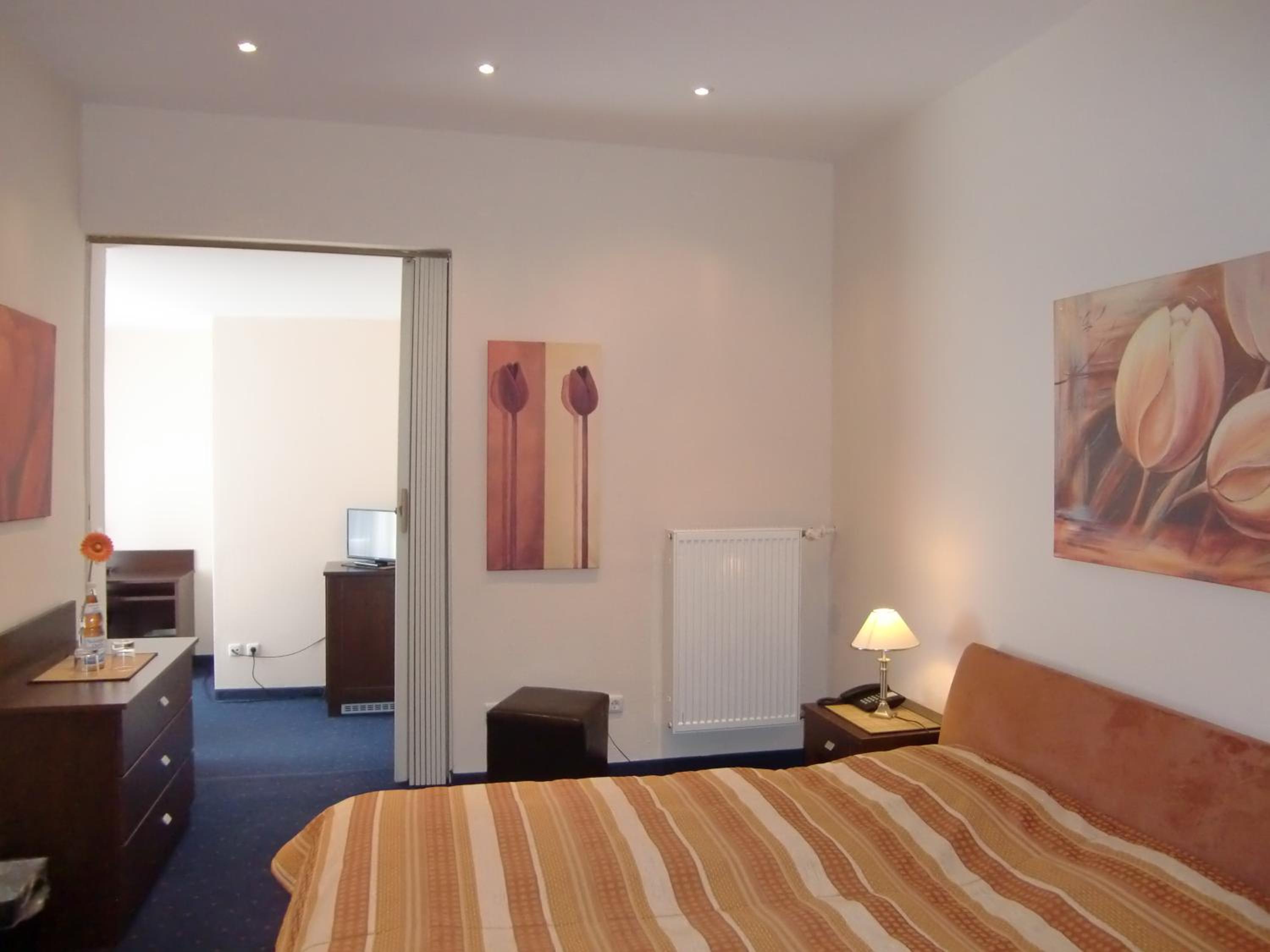 Large Double Room - Photo 1