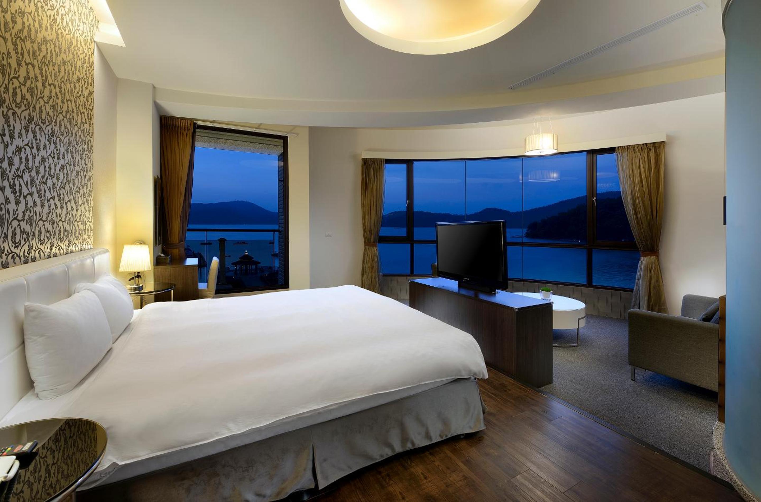 King Room with Lake View photo 1