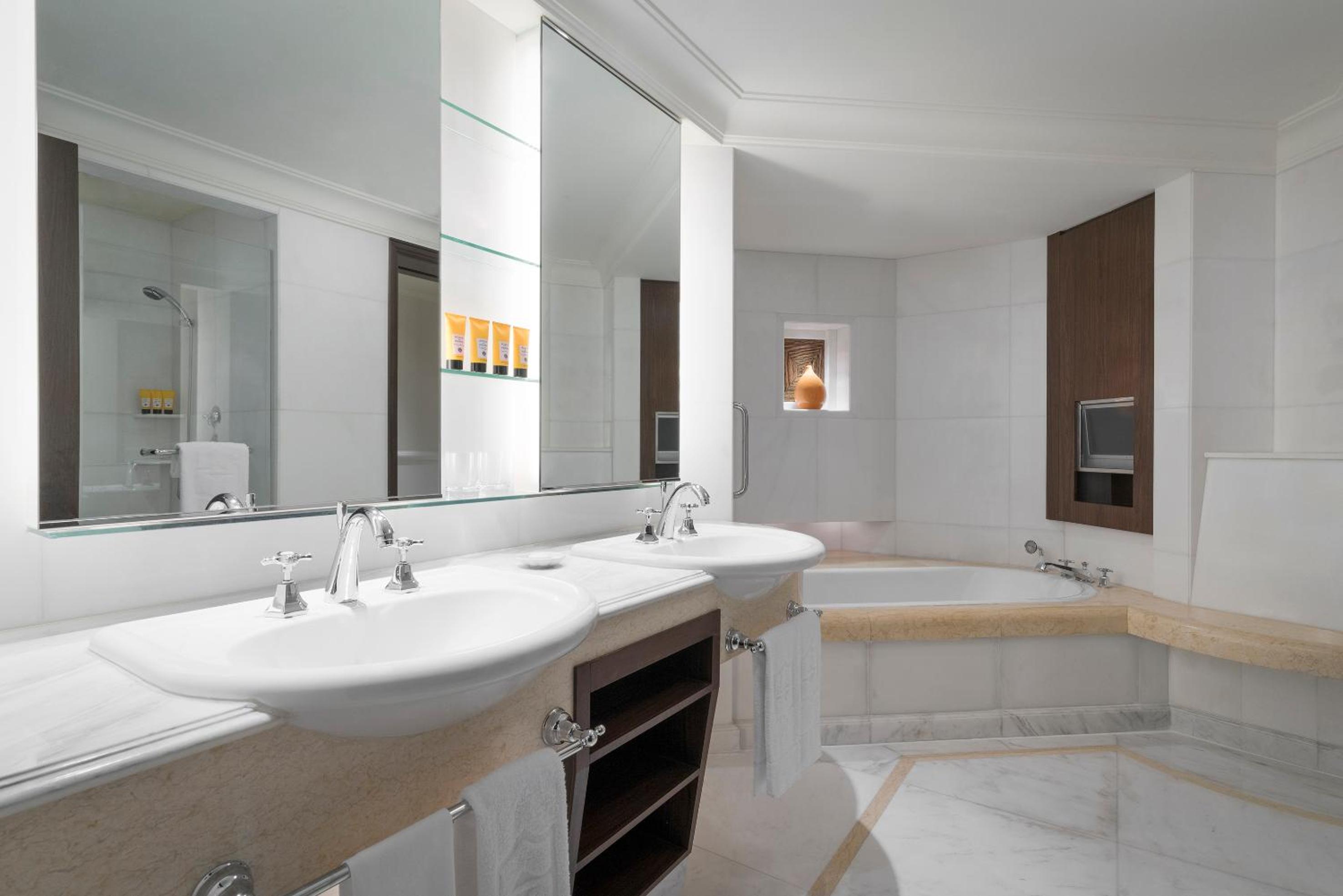 Valley Wing Deluxe Suite, Lounge Access