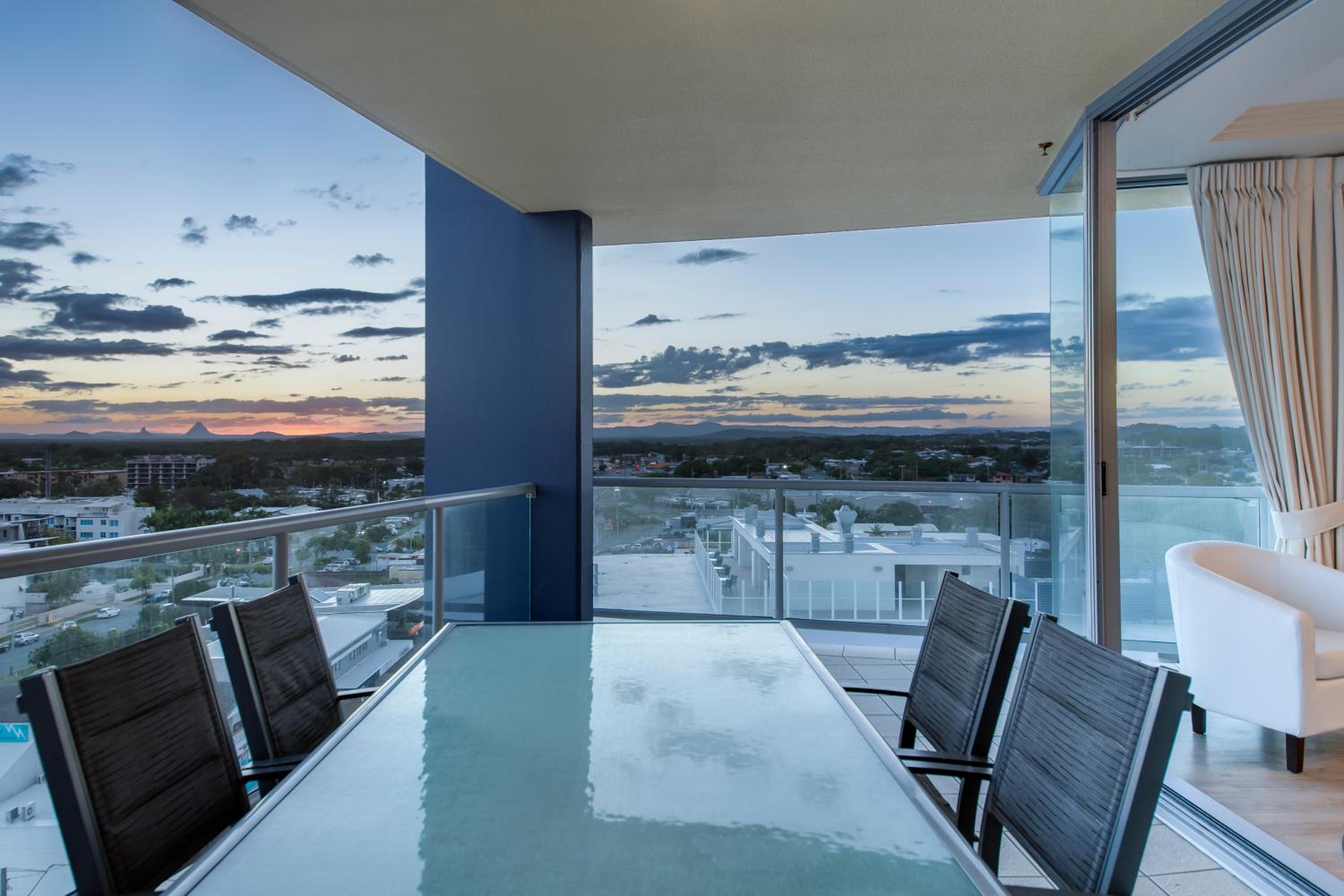 Three-Bedroom Apartment with Partial Water View photo 3